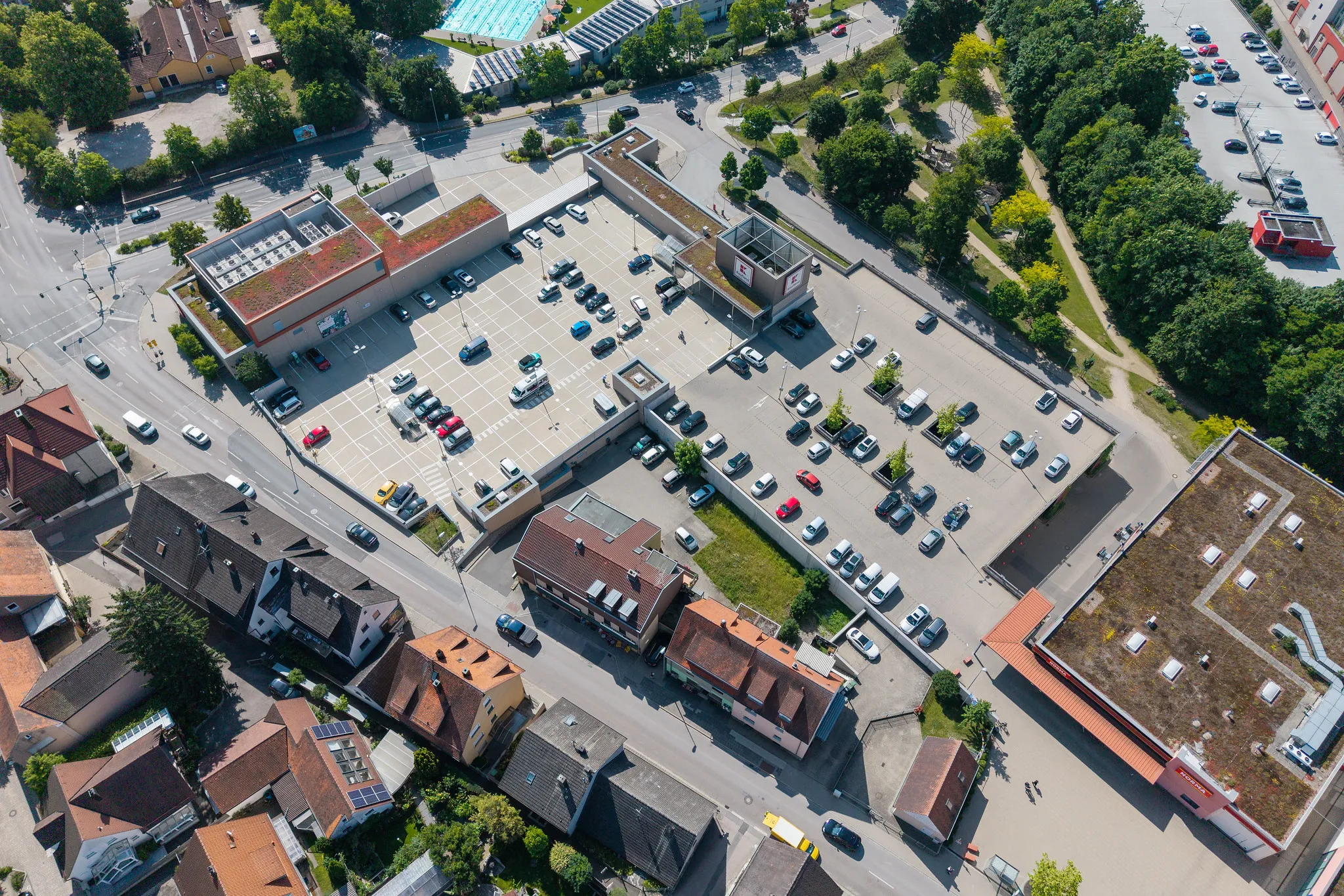 Einkaufszentrum mit Parkflächen aus der Vogelperspektive, Luftbildfotografie in Nürnberg