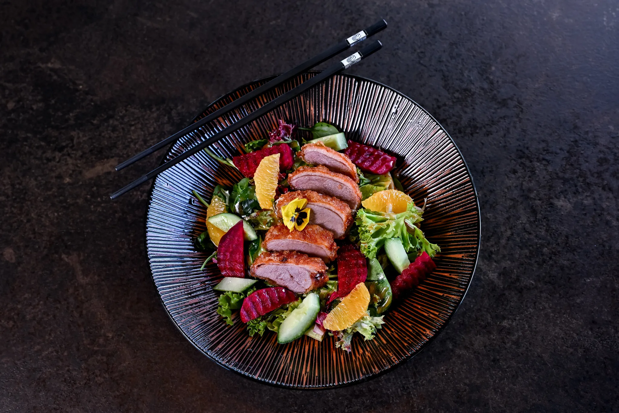 Gebratene Entenbrust auf Salat mit Orange und Roter Bete, asiatischer Restaurantstil.