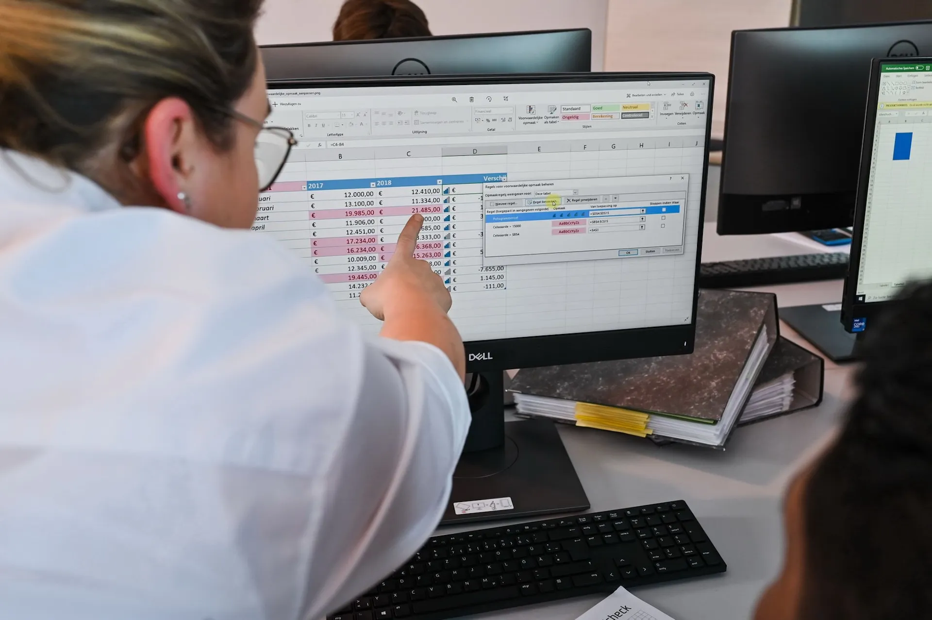 Team bei Excel-Schulung, Weiterbildung professionell dokumentiert.