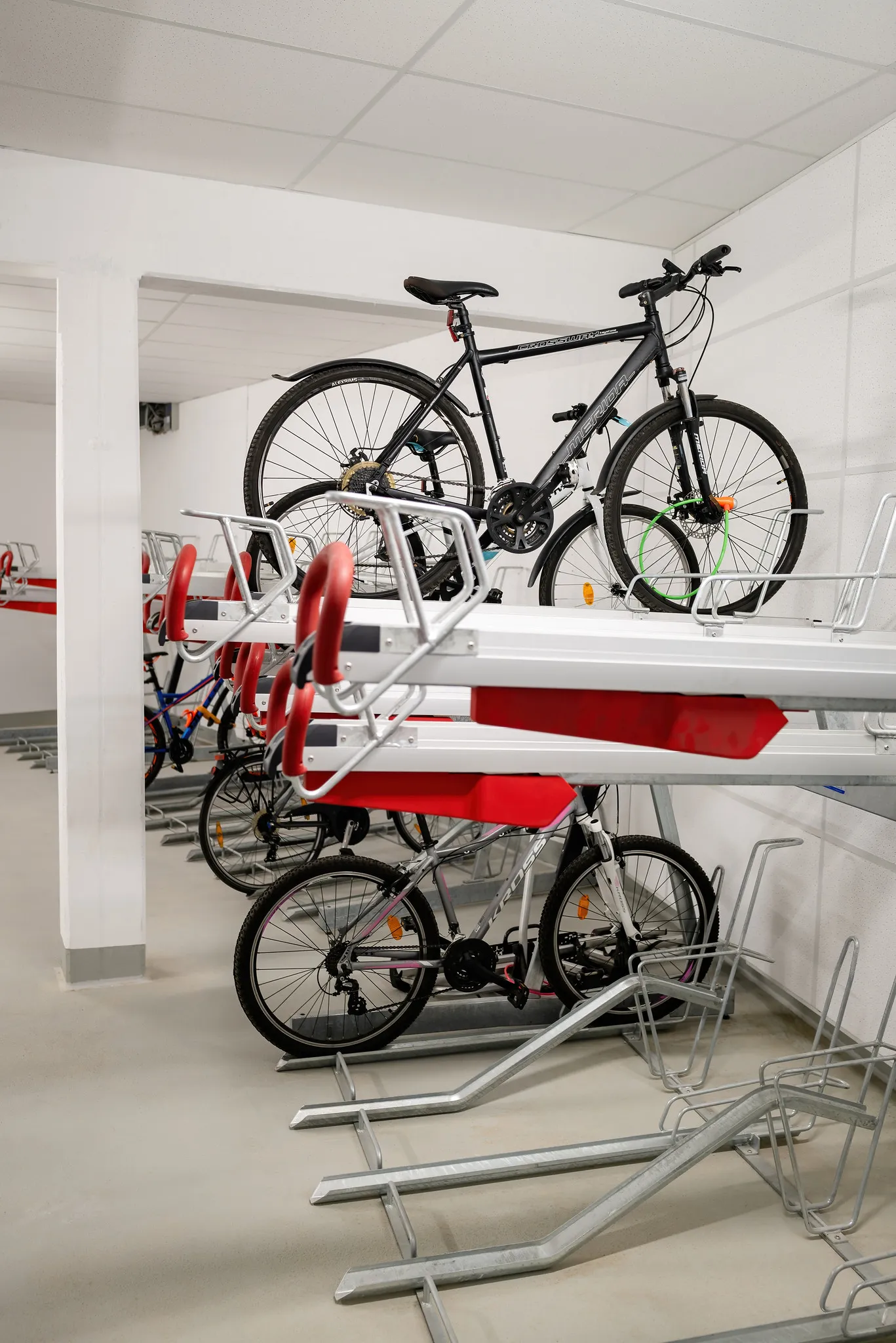 Fahrradkeller mit Doppelstock-Fahrradständern.