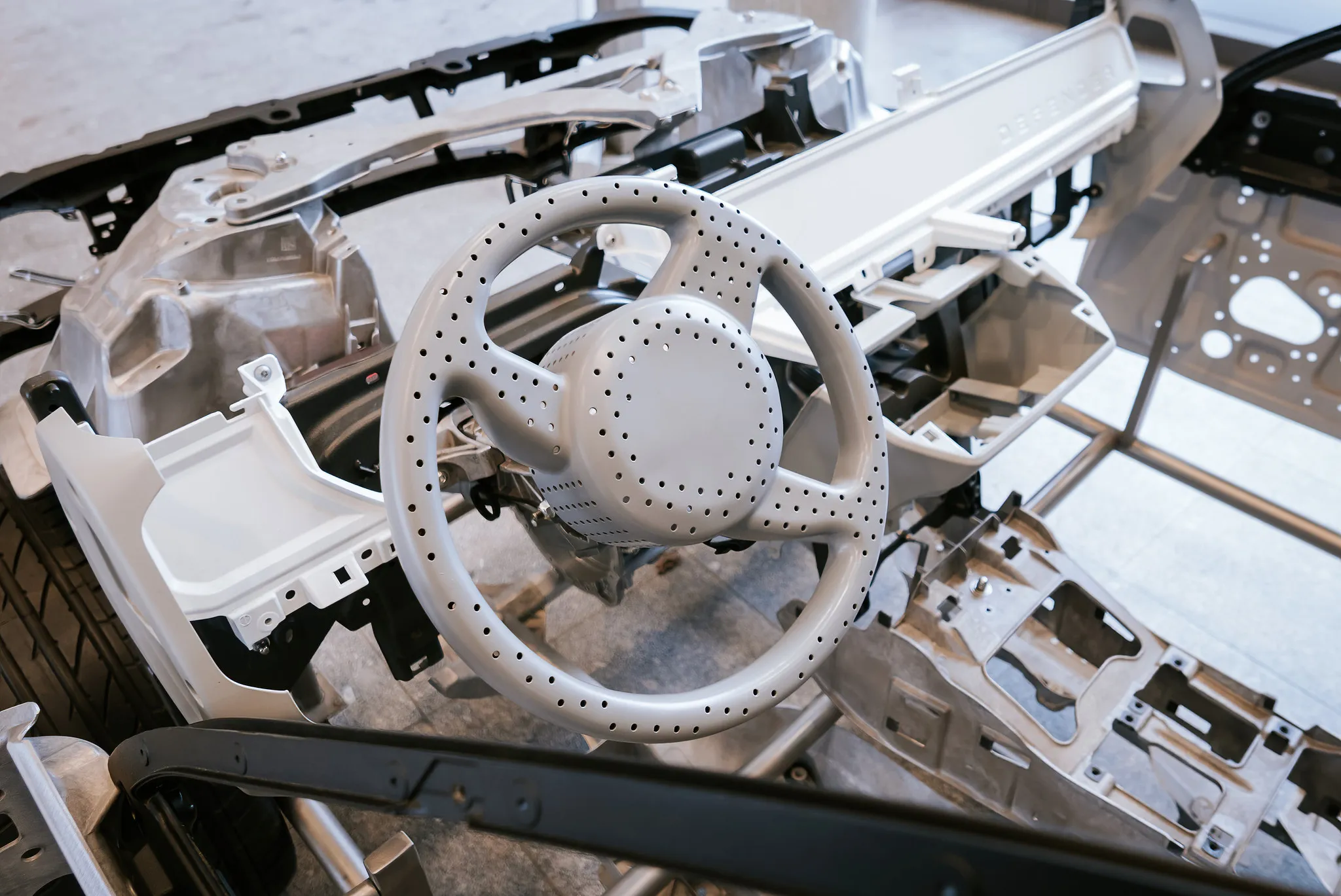 Fahrzeug-Prototyp Cockpit mit Lenkrad aus Kunststoff, Produktfotografie in der Automobilentwicklung.