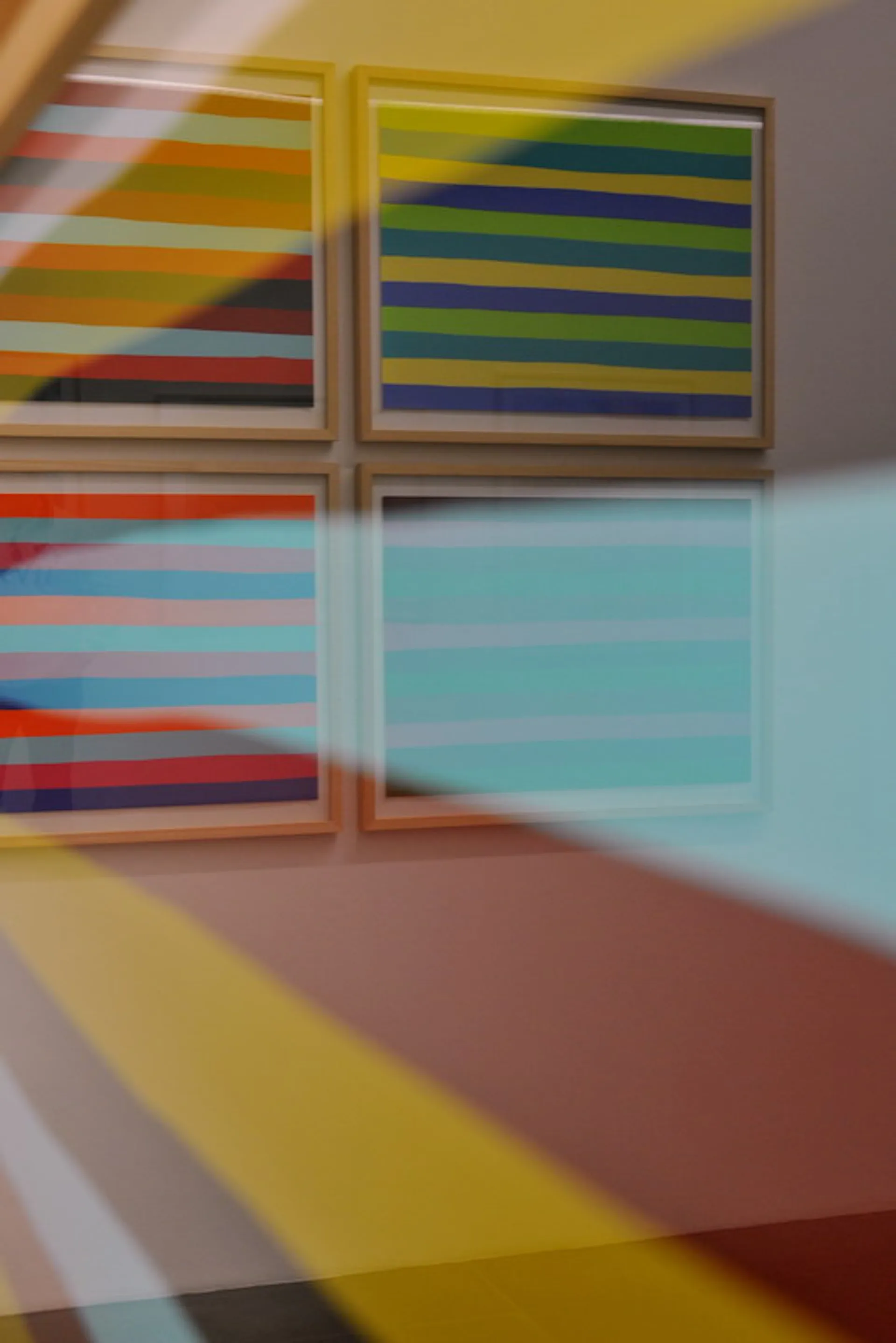 Bunte Gemälde in Serie, fotografiert für Kunstkatalog oder Galerie.