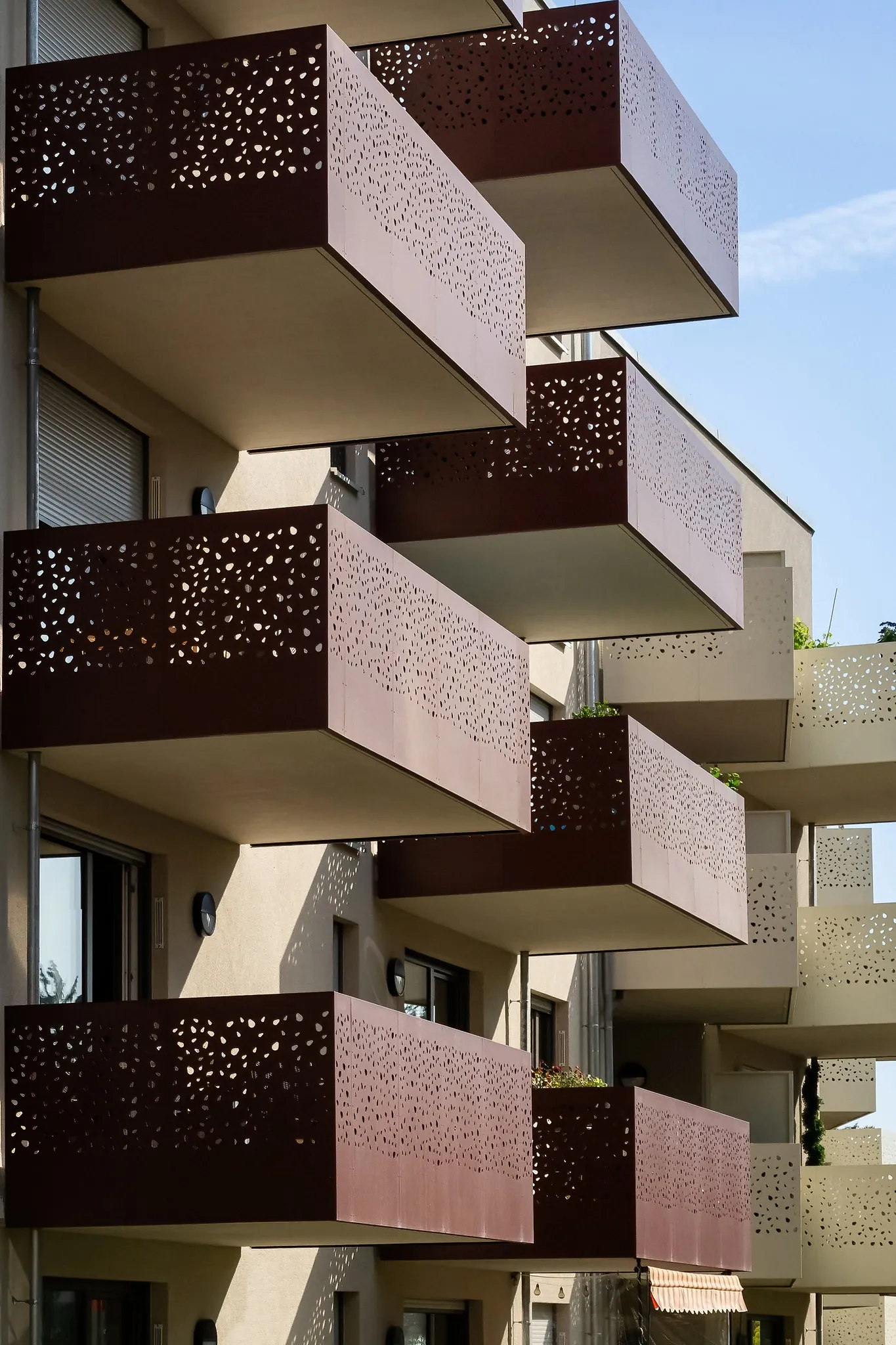 Fassadendetail mit perforierten Balkonbrüstungen, Architekturfotografie Nürnberg.