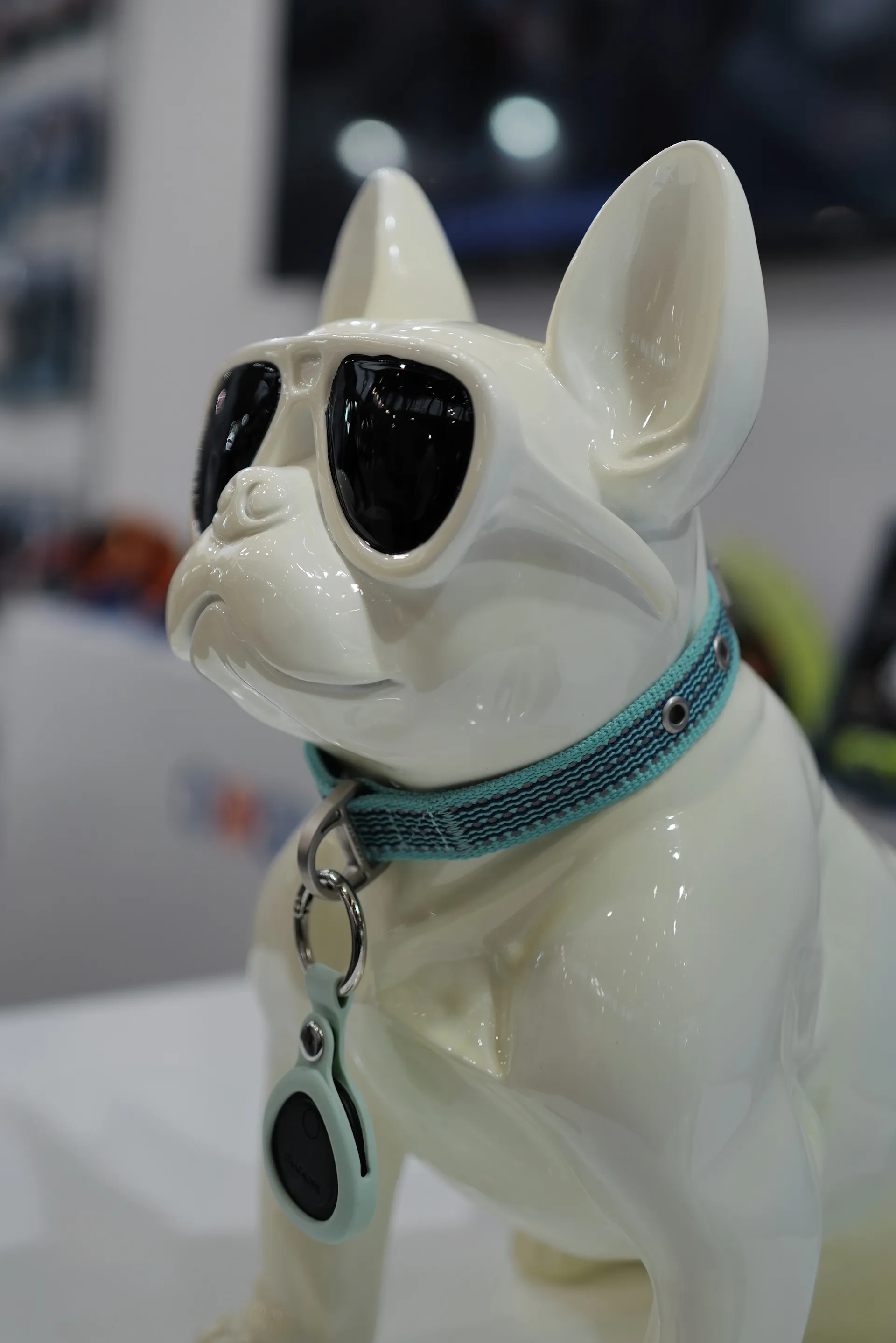 Dekorative Hundefigur mit Sonnenbrille, spielerische Produktinszenierung.