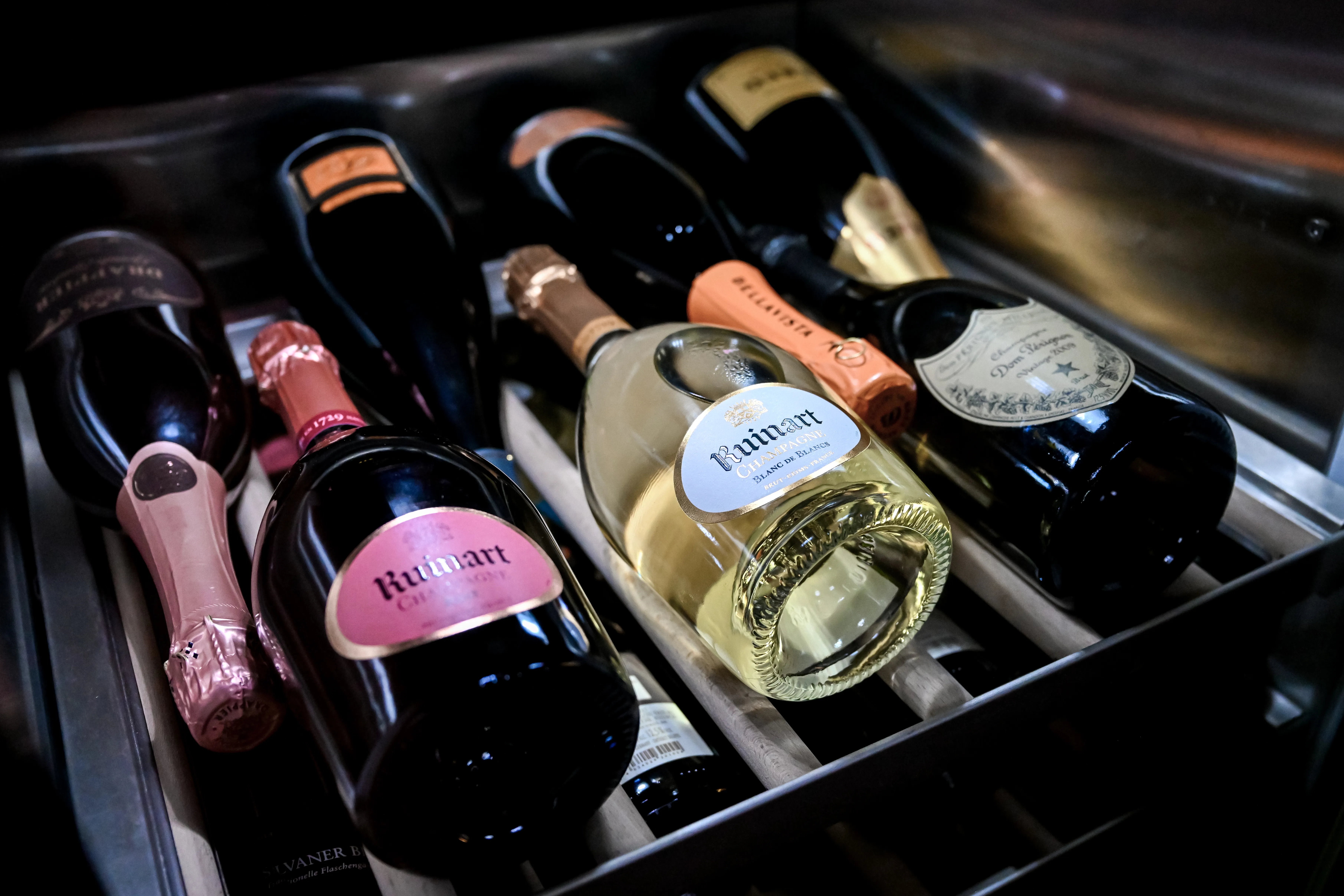 Edle Weine und Champagner in einem gehobenen Restaurant