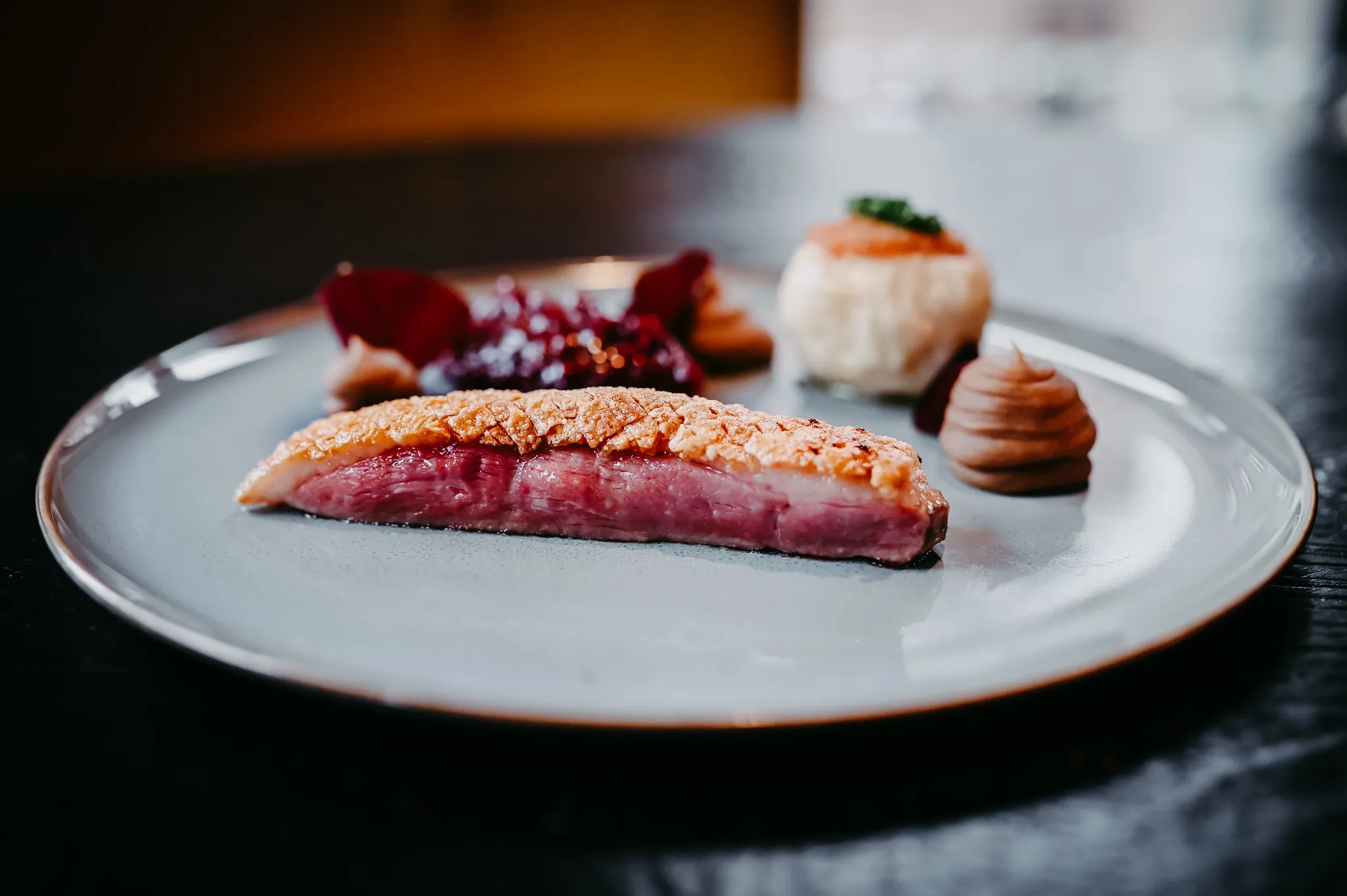 Rosa gebratene Entenbrust mit Beerenkompott und Mousse, Fine-Dining-Gastronomie.