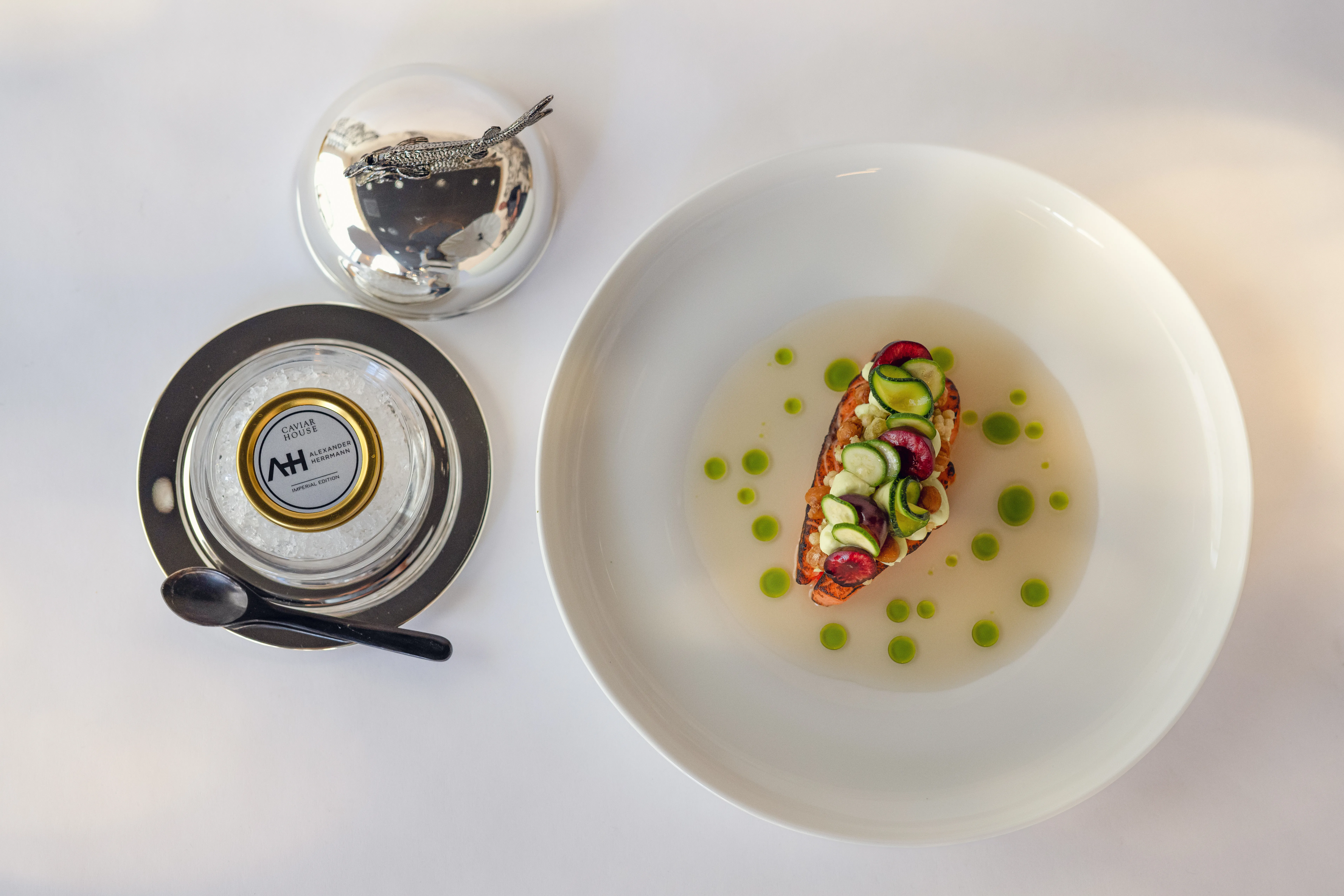 Exquisiter Gang mit Kaviar in einem Fine-Dining Restaurant