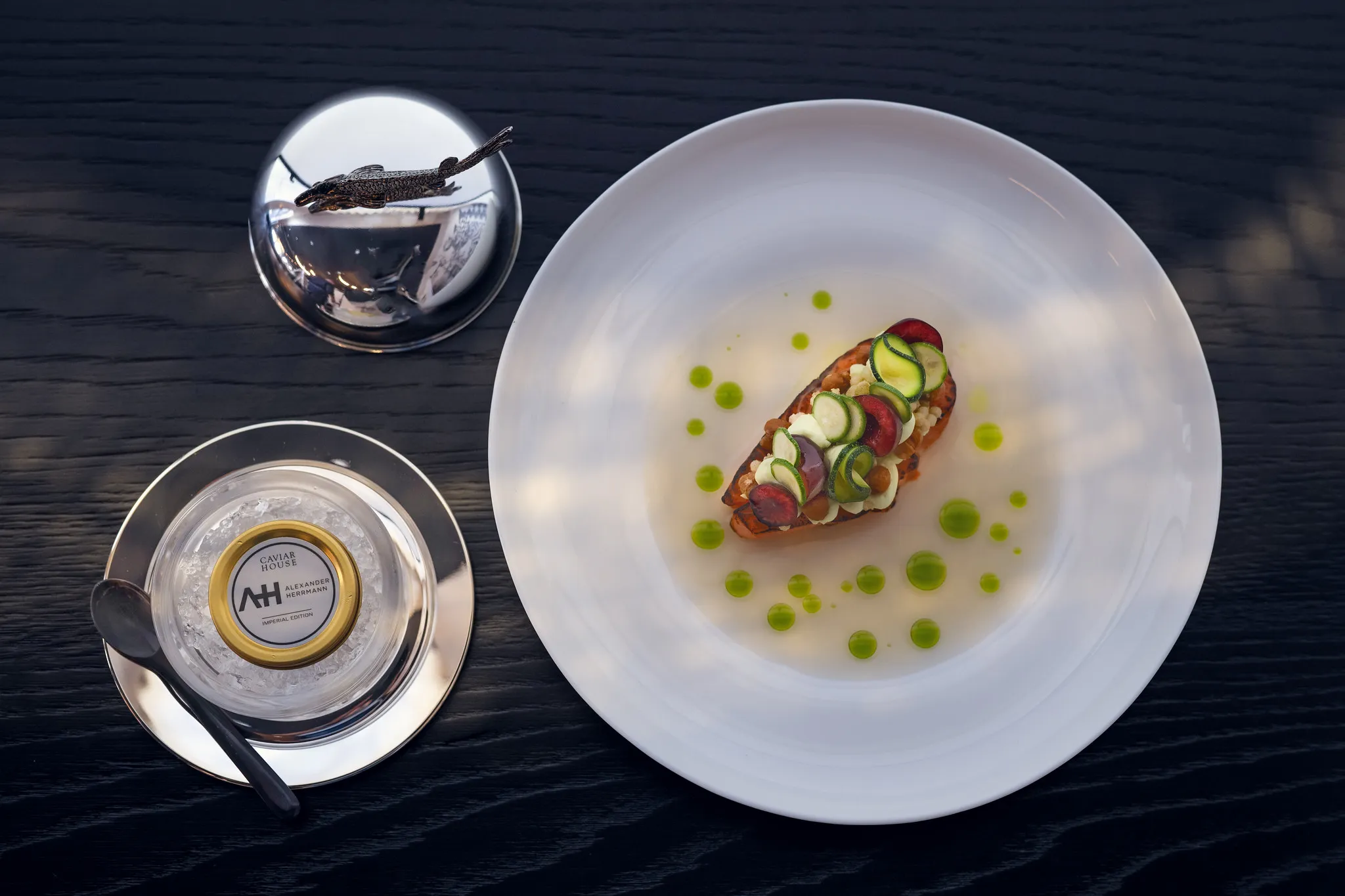 Fine-Dining-Gang mit Zucchini und Kirschen, serviert mit Kaviar auf Eis, Gourmetfotografie Nürnberg.