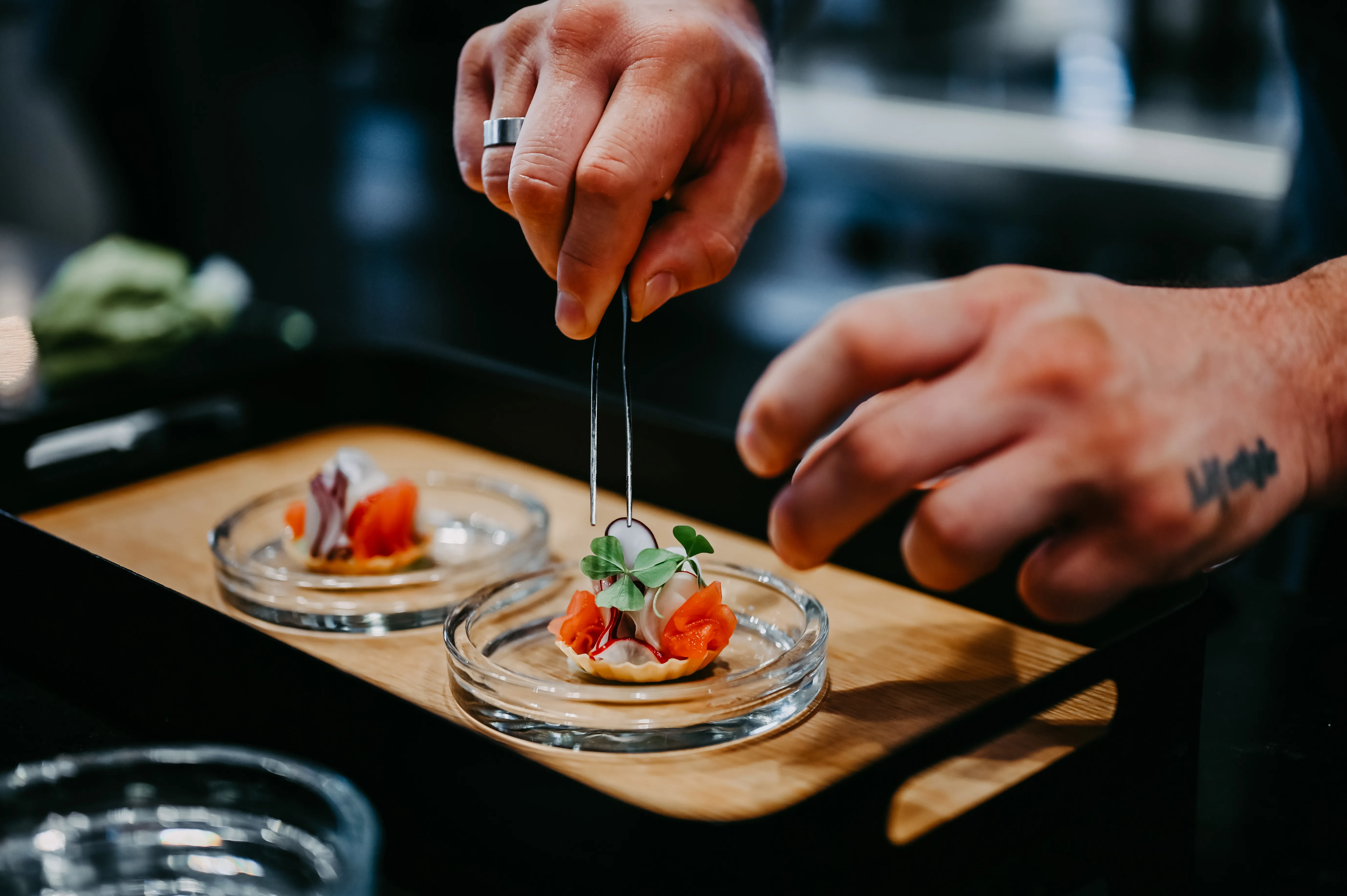Professioneller Koch beim sorgfältigen Anrichten eines Fine-Dining Gerichts