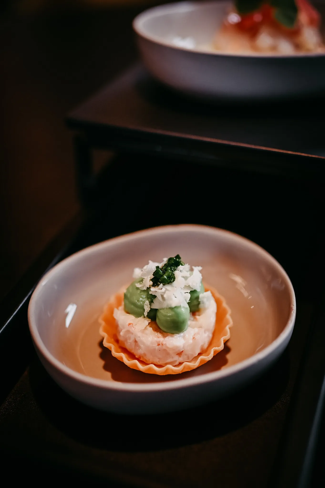 Fine-Dining-Tartelette mit Krabbentatar und Avocadocreme, edles Häppchen.