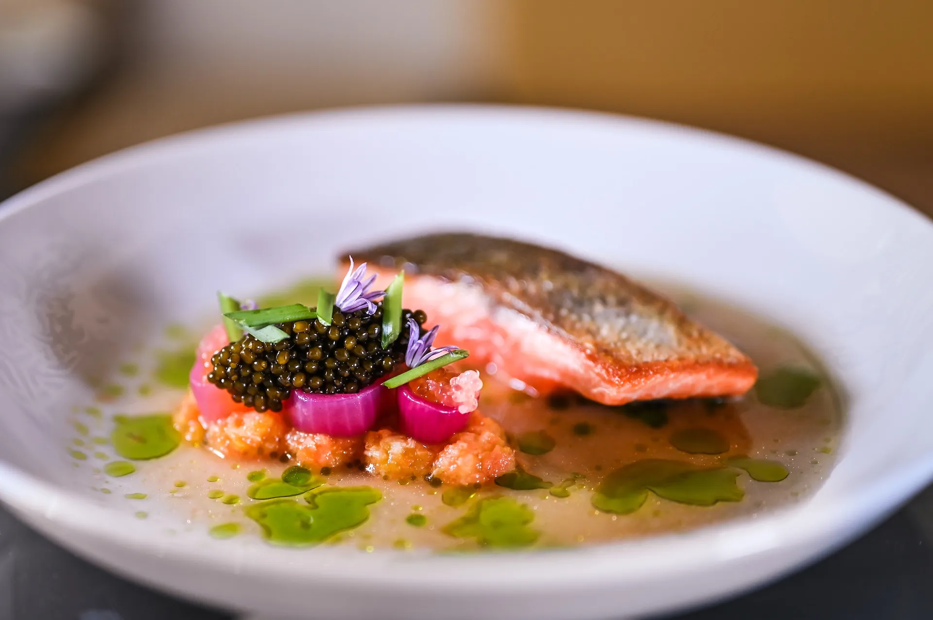 Edles Fischgericht mit Kaviar, fein inszenierte Foodfotografie.