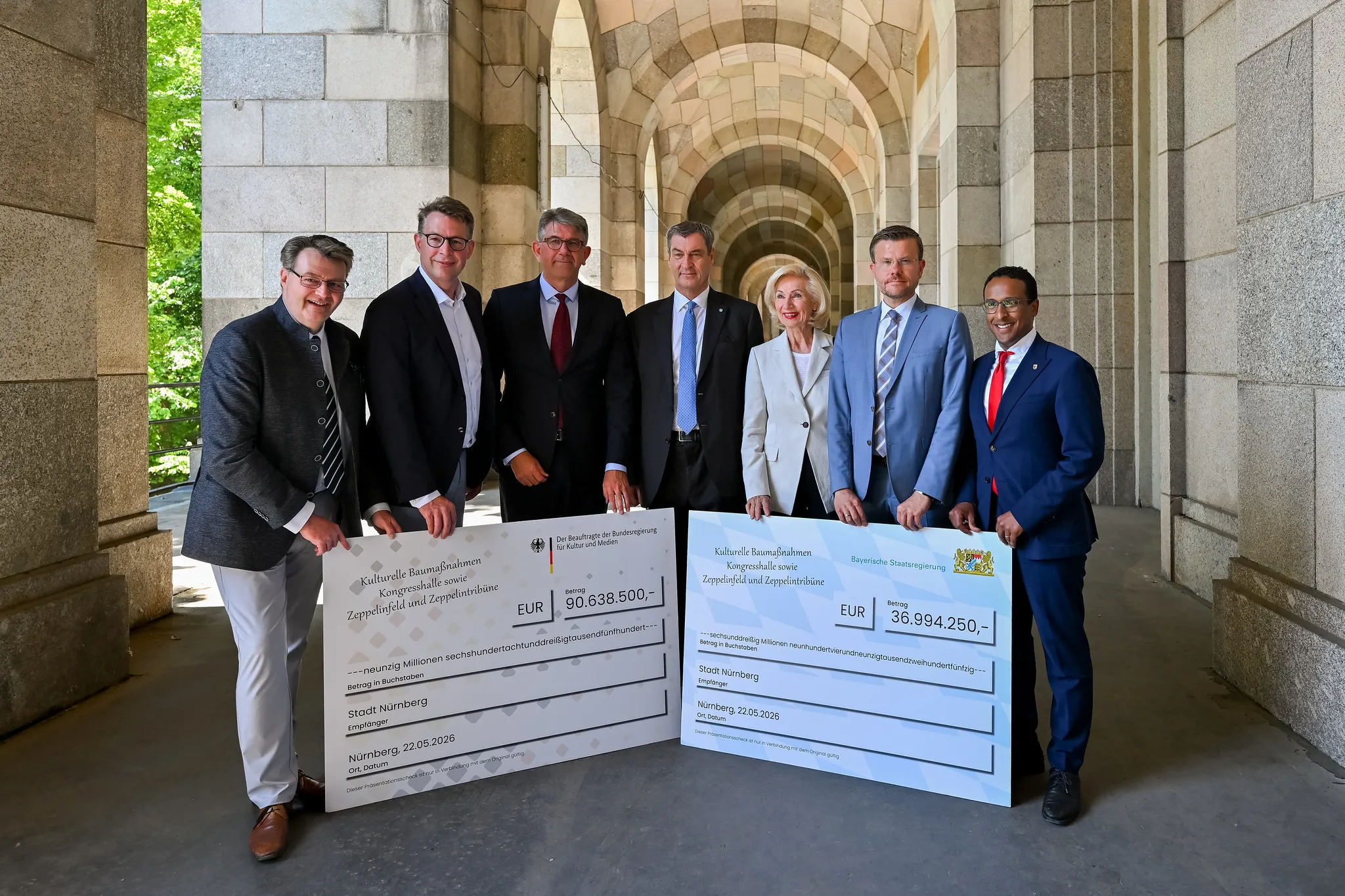 Übergabe symbolischer Förderschecks für die Nürnberger Kongresshalle
