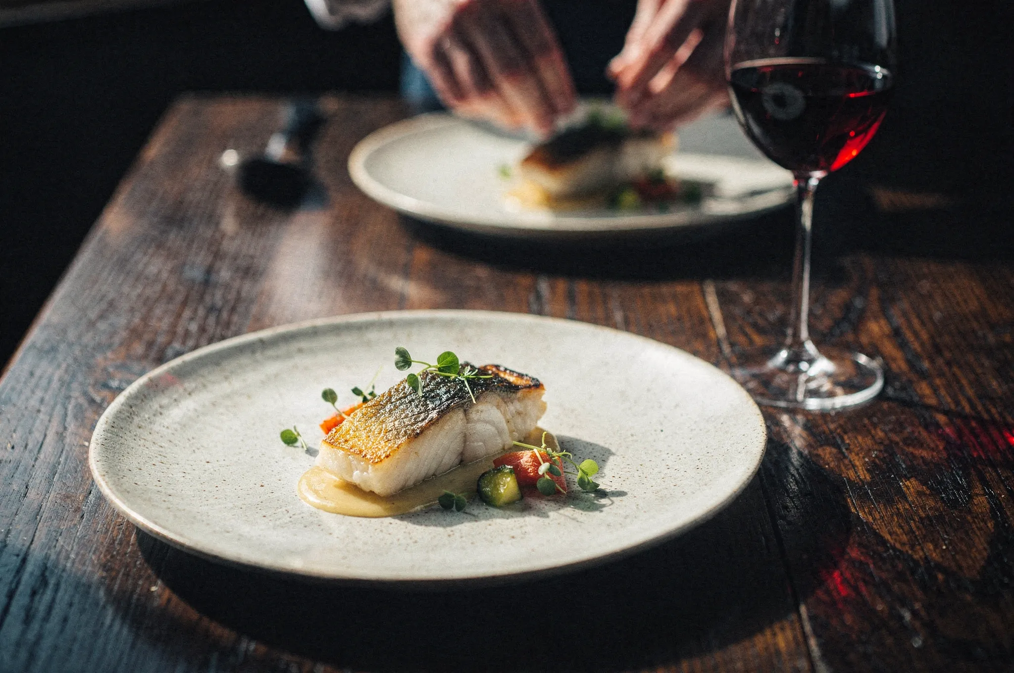 Fein angerichtetes Gericht in stimmungsvollem Restaurantsetting