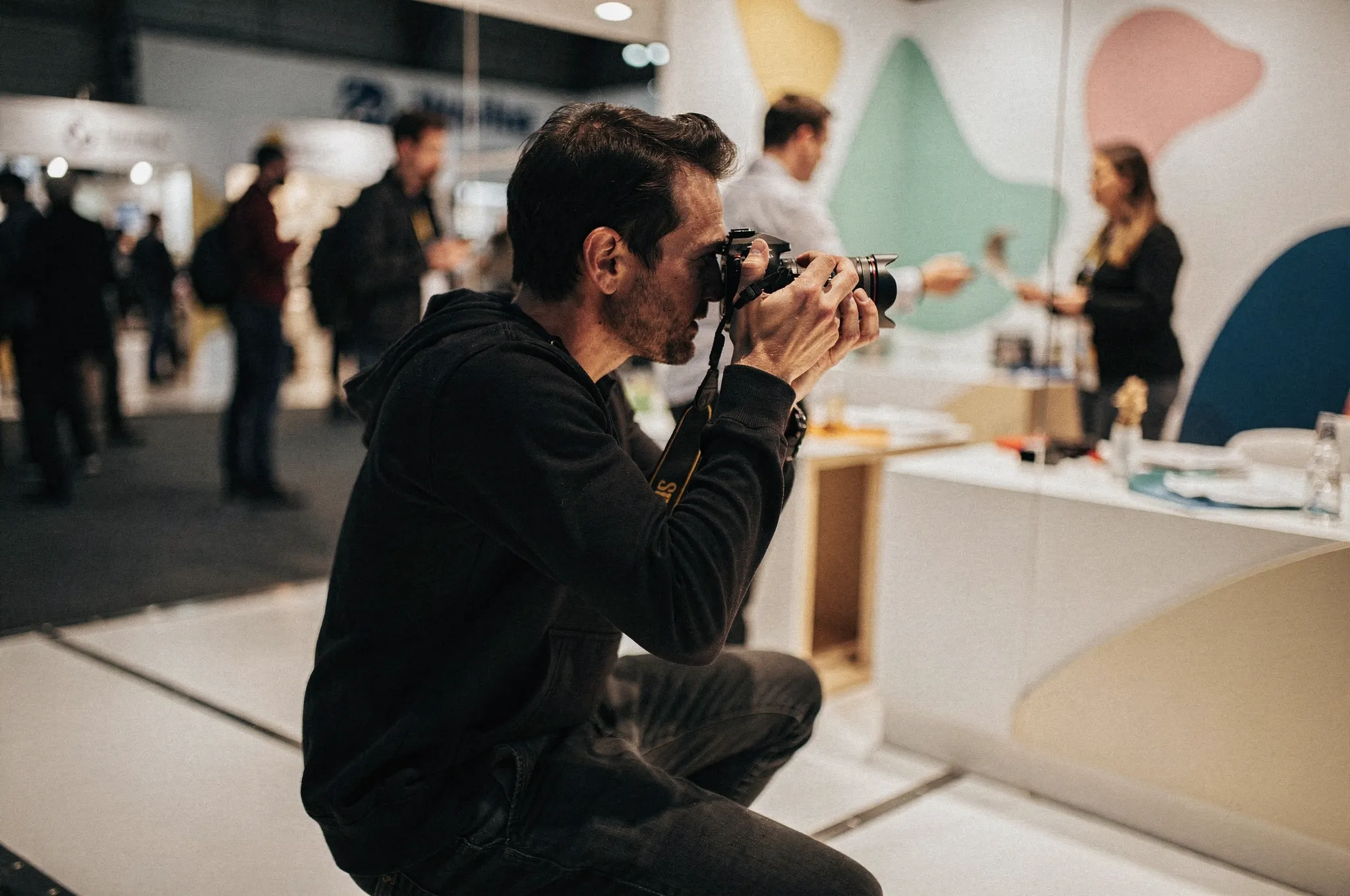 Messefotograf bei der Arbeit auf einem internationalen Pet-Industry-Stand