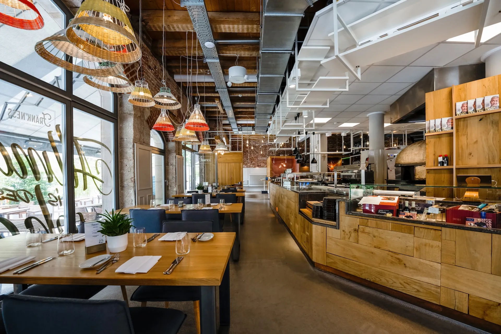Frankness Restaurant Innenraum, modernes Ambiente für Genießer.