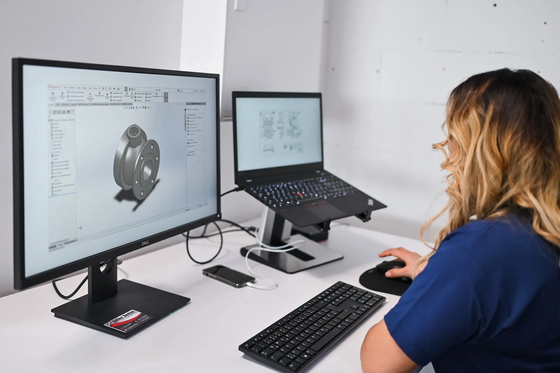 Frau bei der CAD-Konstruktion, moderne Technik im Einsatz.
