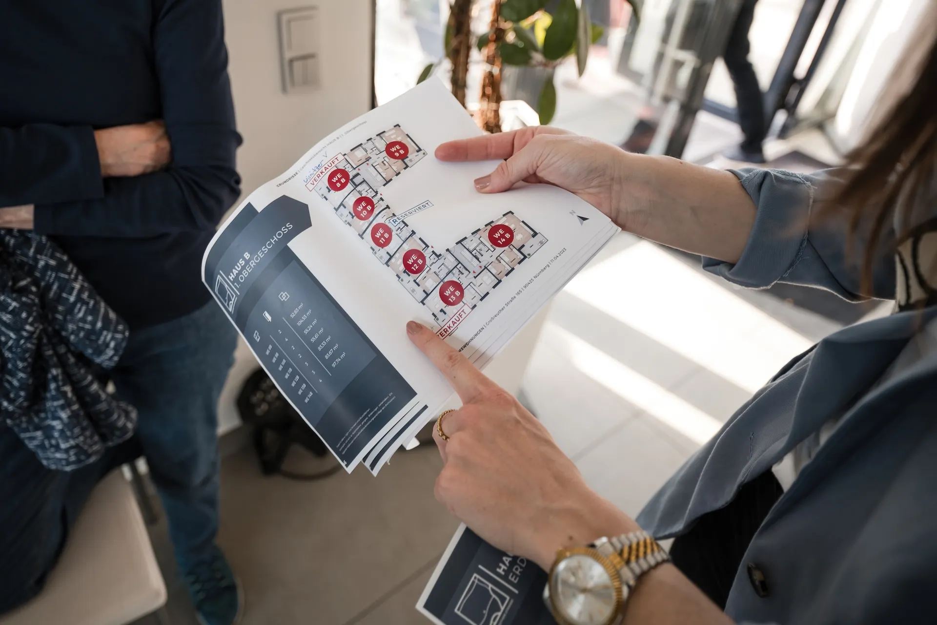 Projektleiterin mit Bauplan