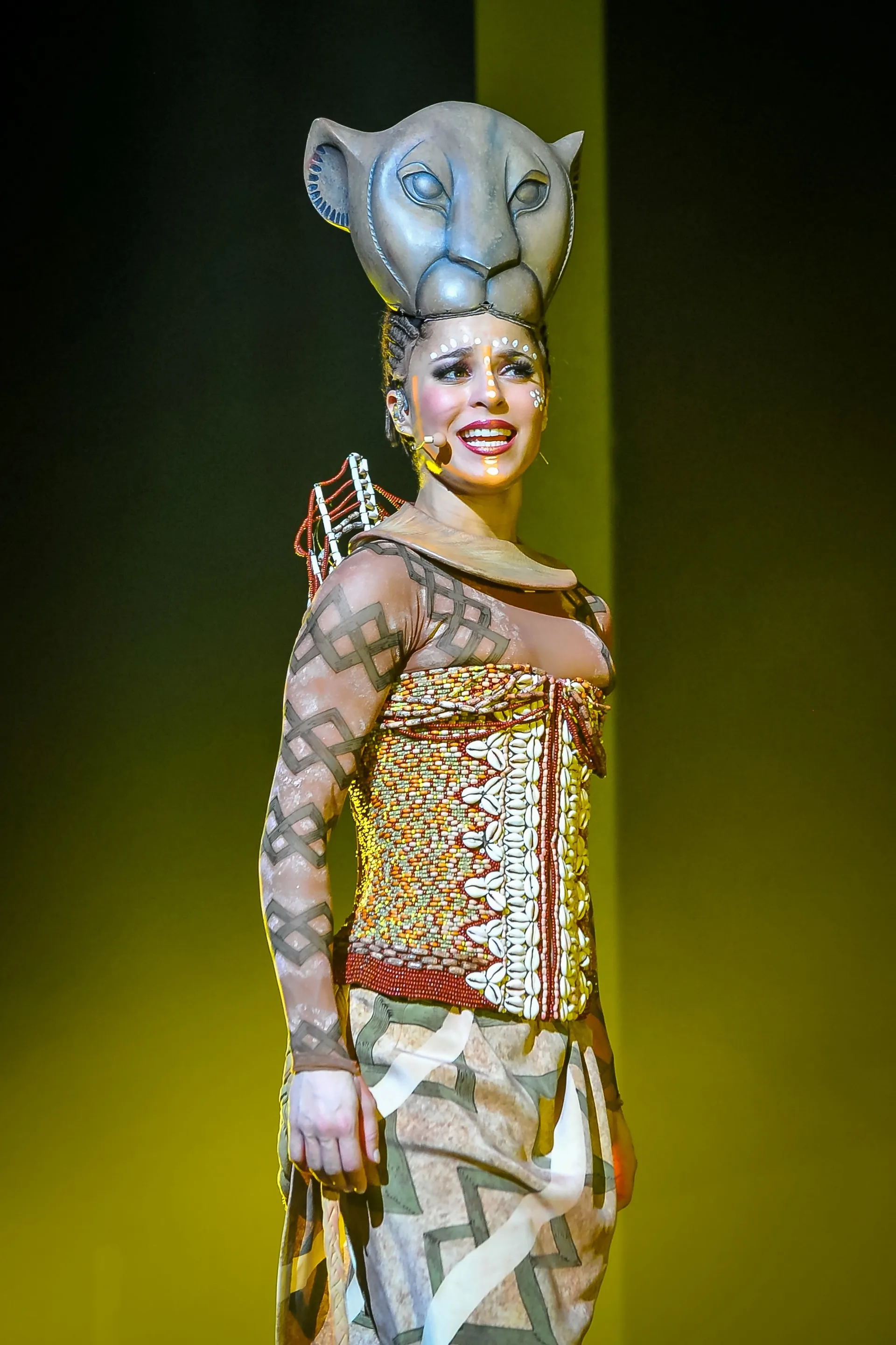 Schauspielerin im Löwenkostüm – Bühnenmagie trifft Detailverliebtheit.