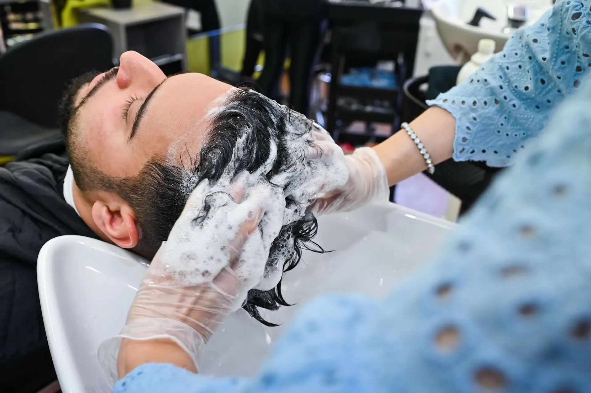Waschplatz im Friseursalon, Nähe zum Kunden fotografisch eingefangen.
