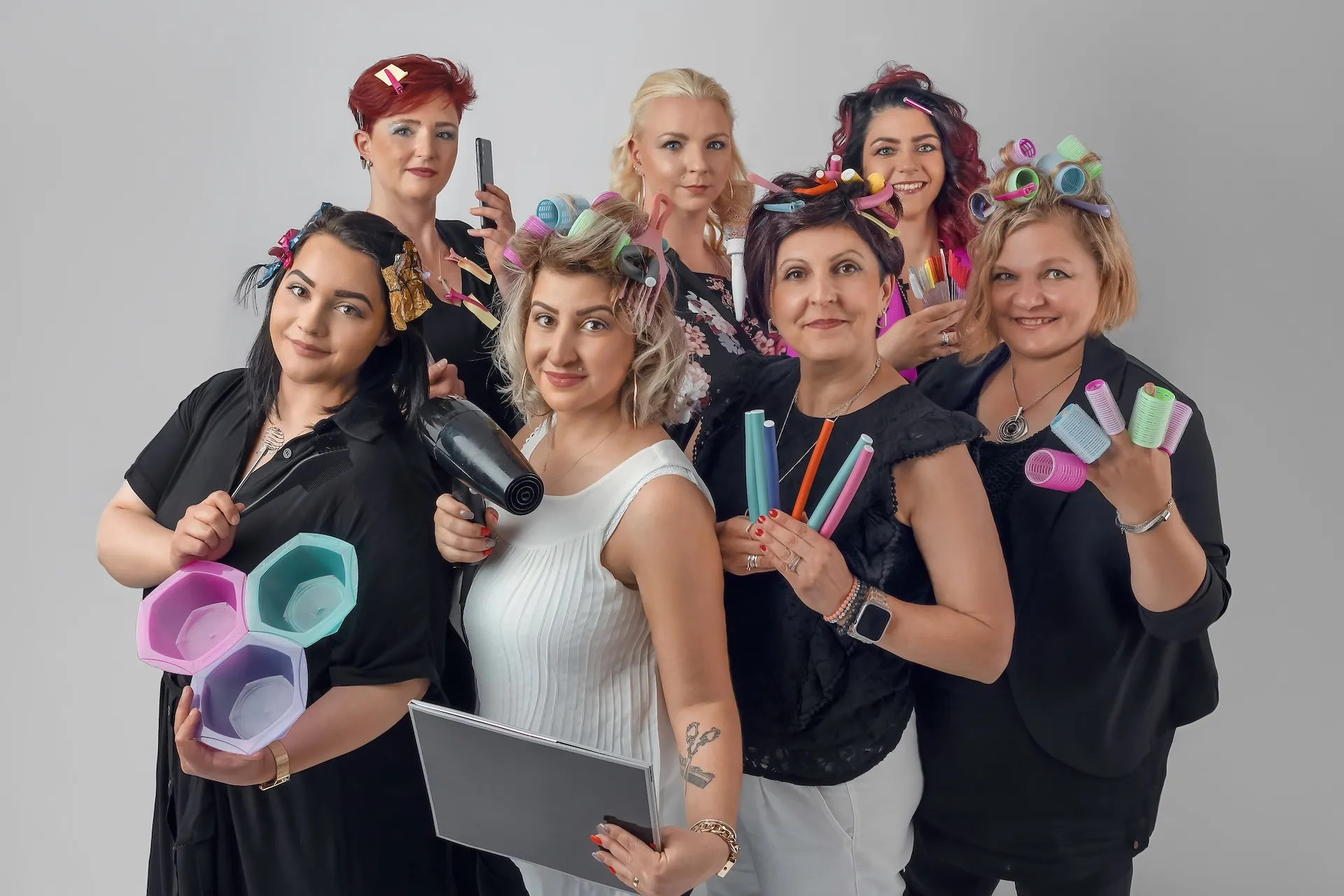 Team posiert für ein Gruppenfoto, authentische Mitarbeiterfotos