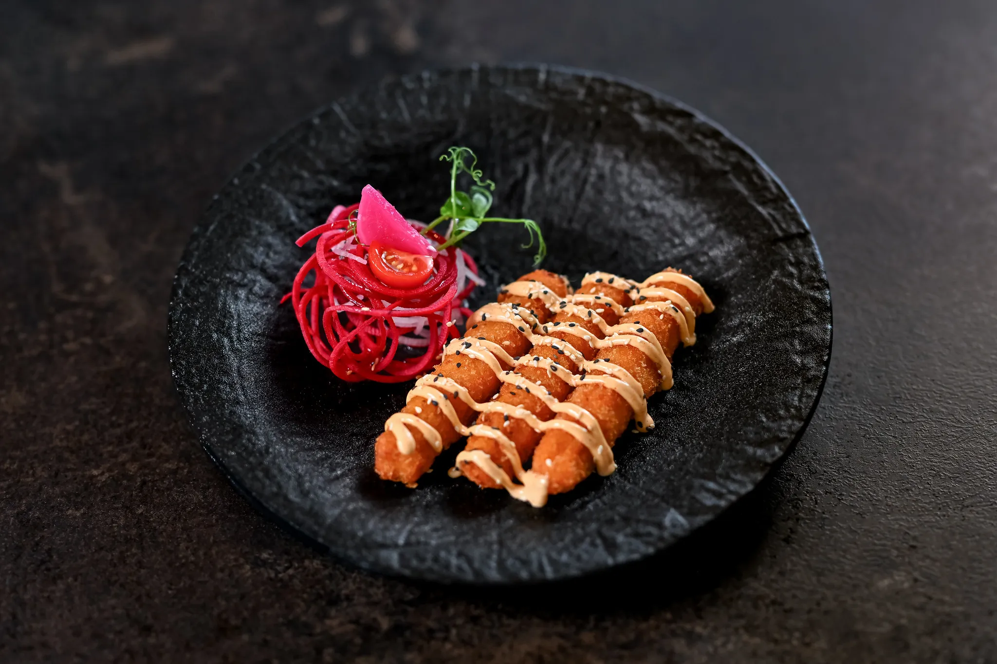 Frittierte Garnelenbällchen mit Sesamsoße und Rote-Bete-Salat.