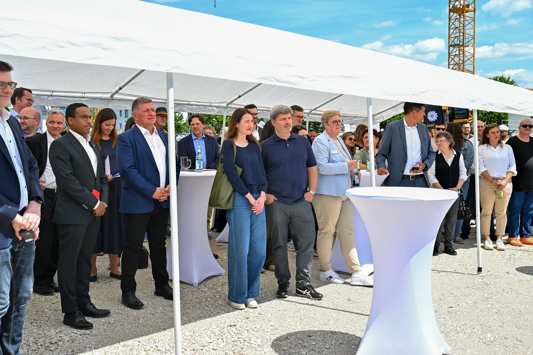 Gäste unter dem Pavillon bei feierlicher Grundsteinlegung