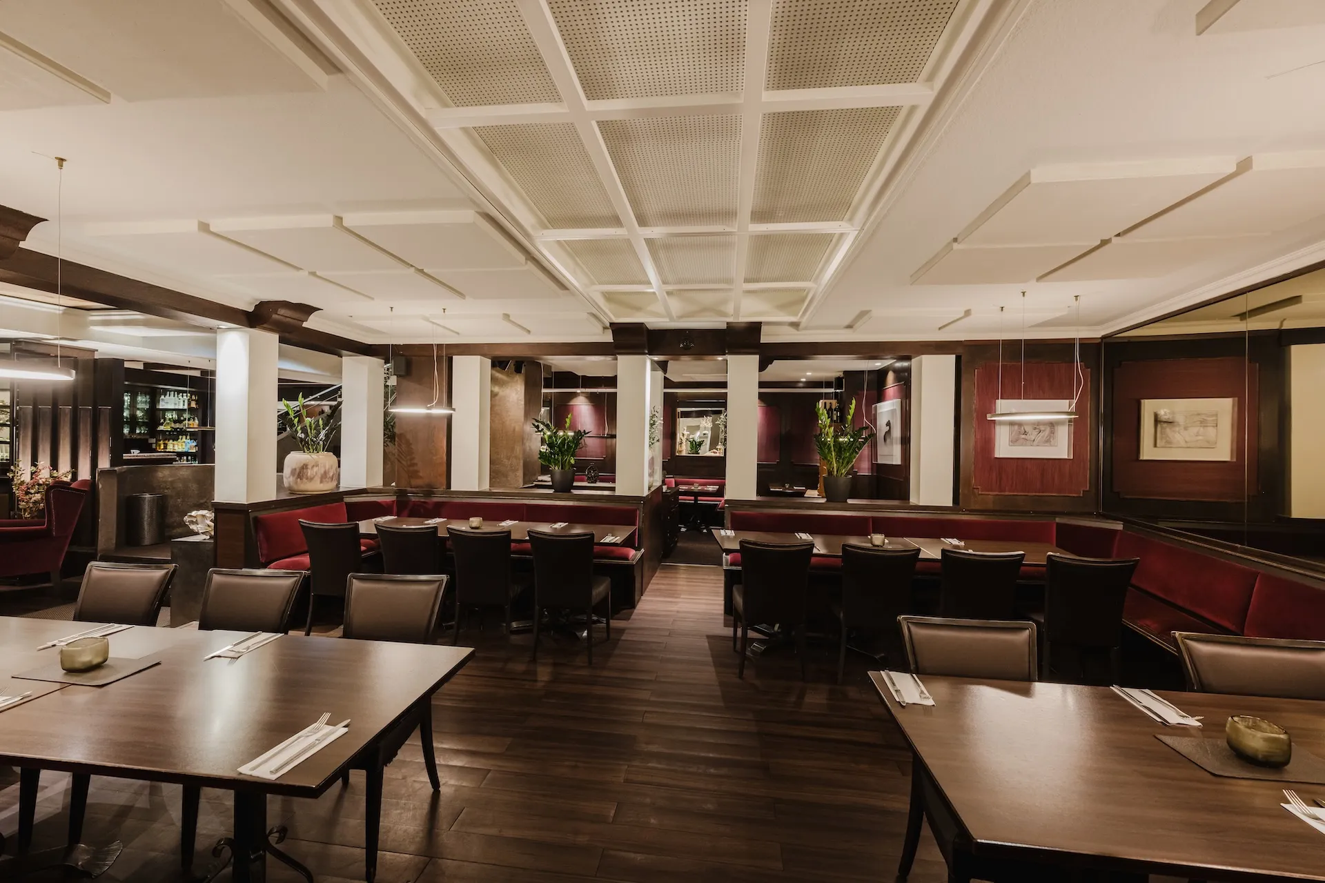 Gastraum eines griechischen Restaurants, mediterrane Atmosphäre.