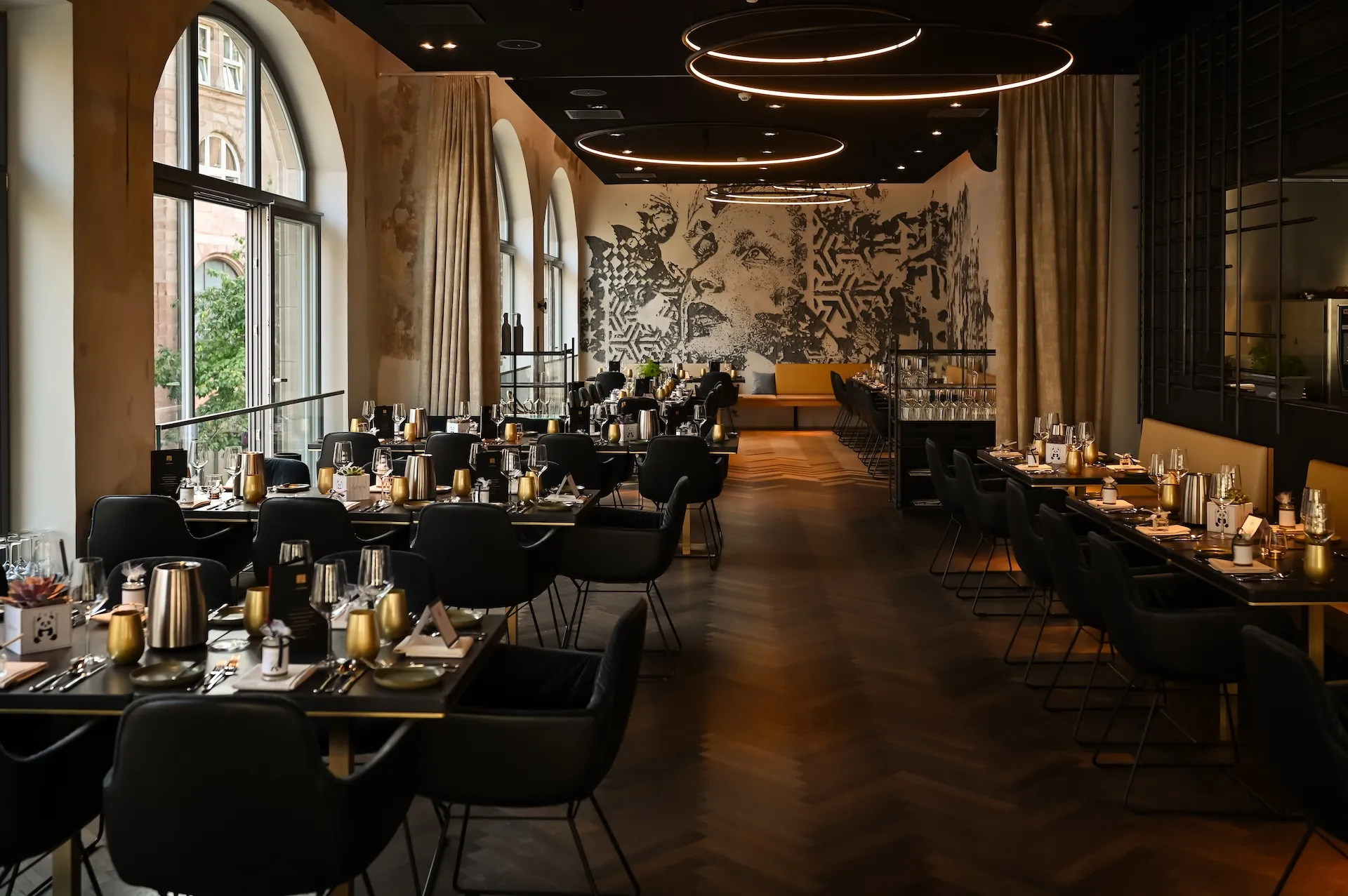 Gehobenes Restaurant mit dunklem Ambiente, elegante Esskultur.