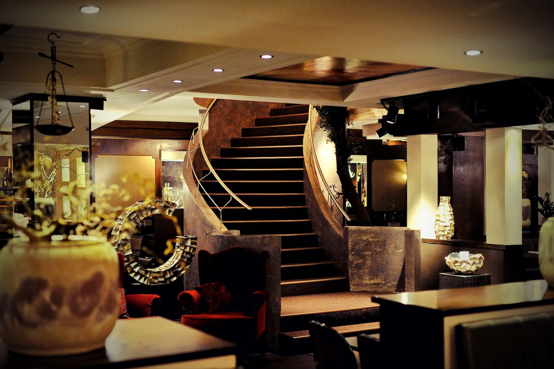 Elegante Treppe in gehobenem Restaurant, architektonisches Highlight.