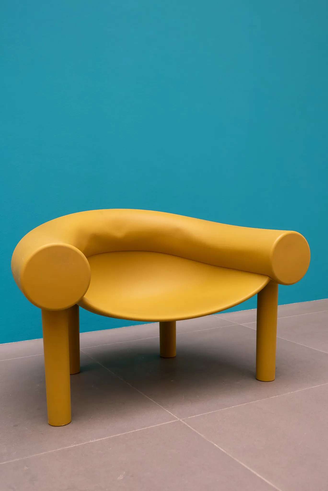 Gelber Design-Sessel vor türkiser Wand, professionelle Produktfotografie aus Nürnberg.
