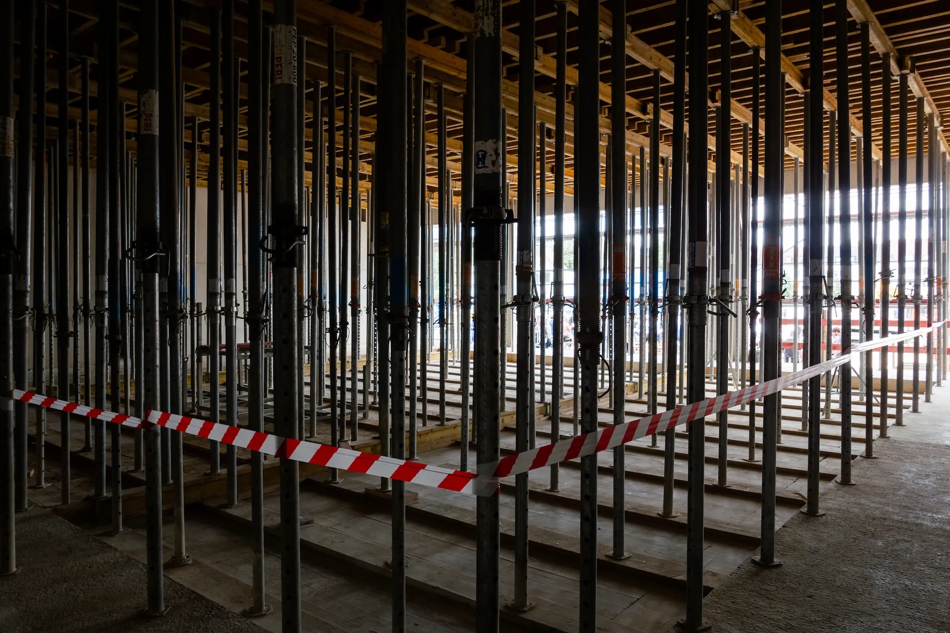 Makroaufnahme einer präzisen Schweißnaht – Baustellenqualität sichtbar