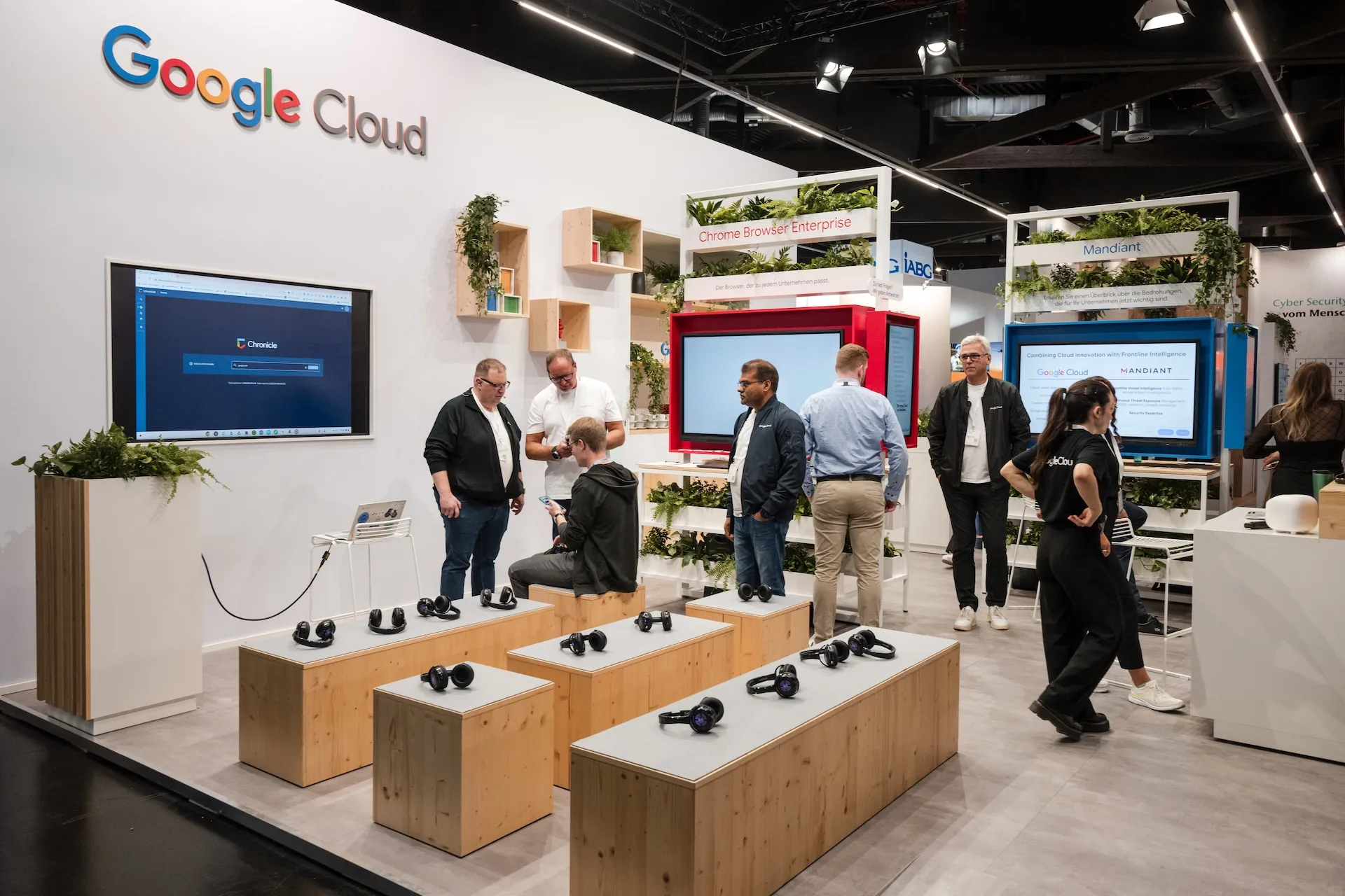 Moderner Google-Cloud-Messestand, lebendig eingefangen von unserem Team in Nürnberg.