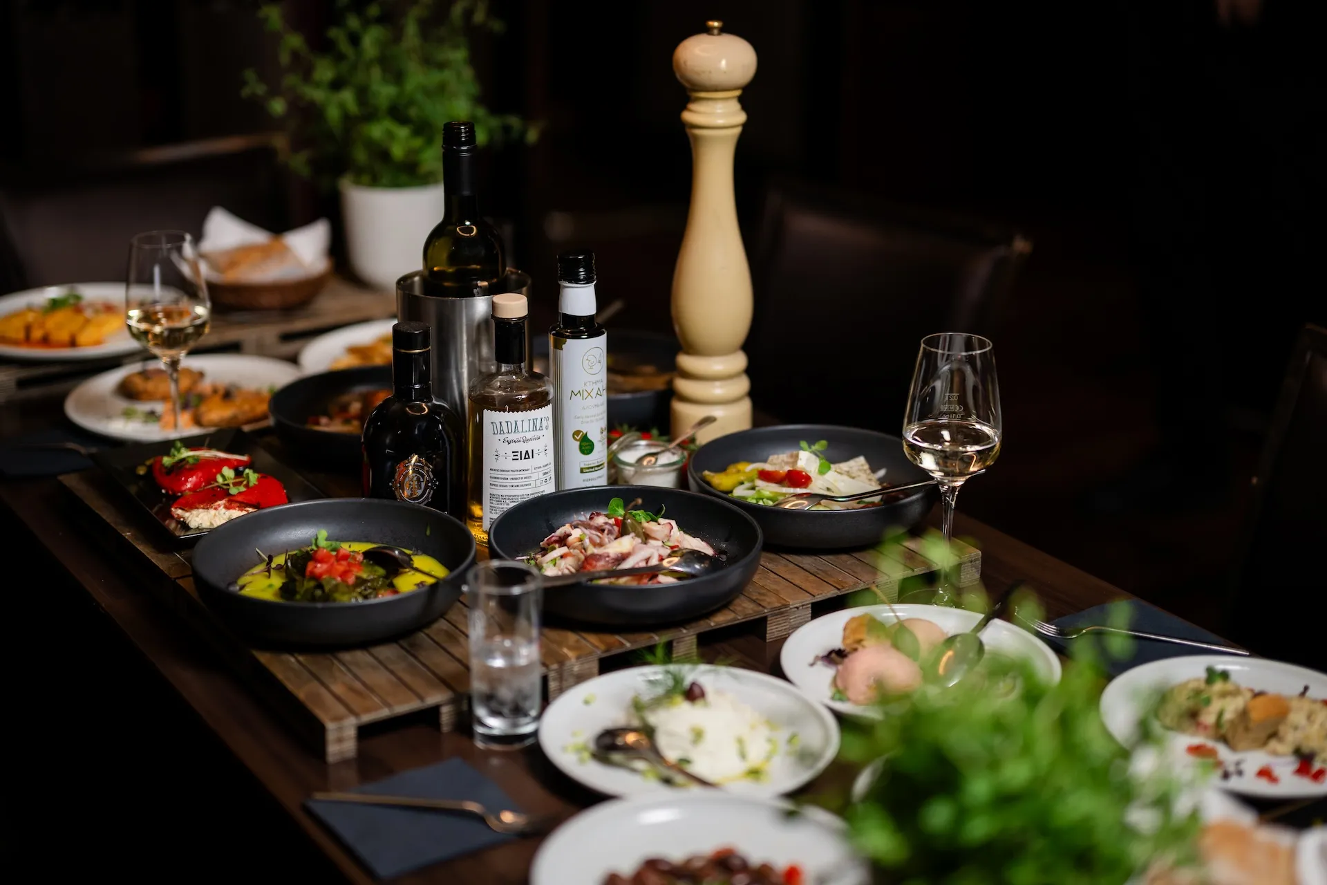 Griechische Mezze-Platte mit Oliven und Feta, authentische mediterrane Vorspeisen.