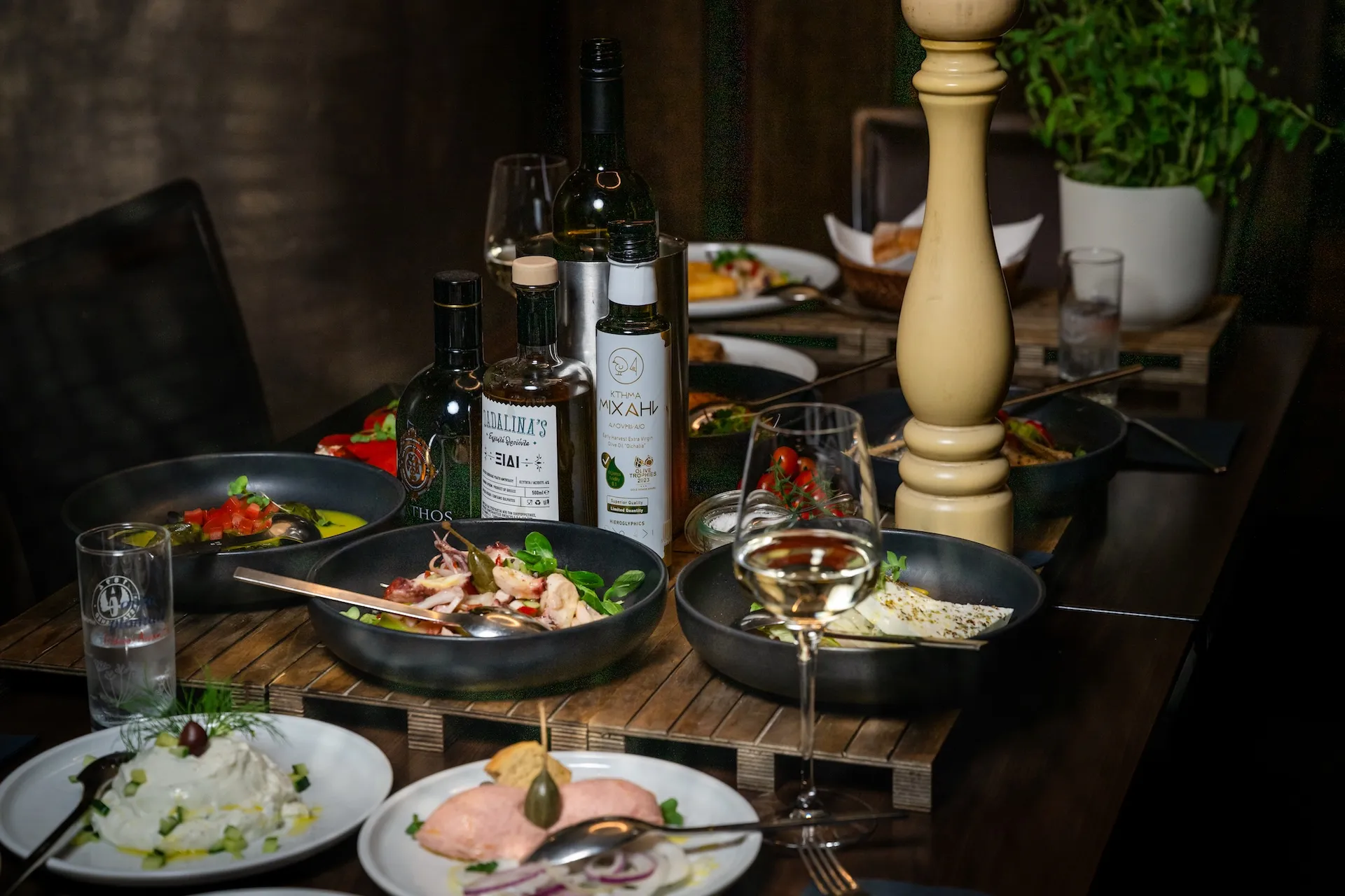 Griechische Vorspeisen auf dem Tisch platziert im Restaurant Delphi