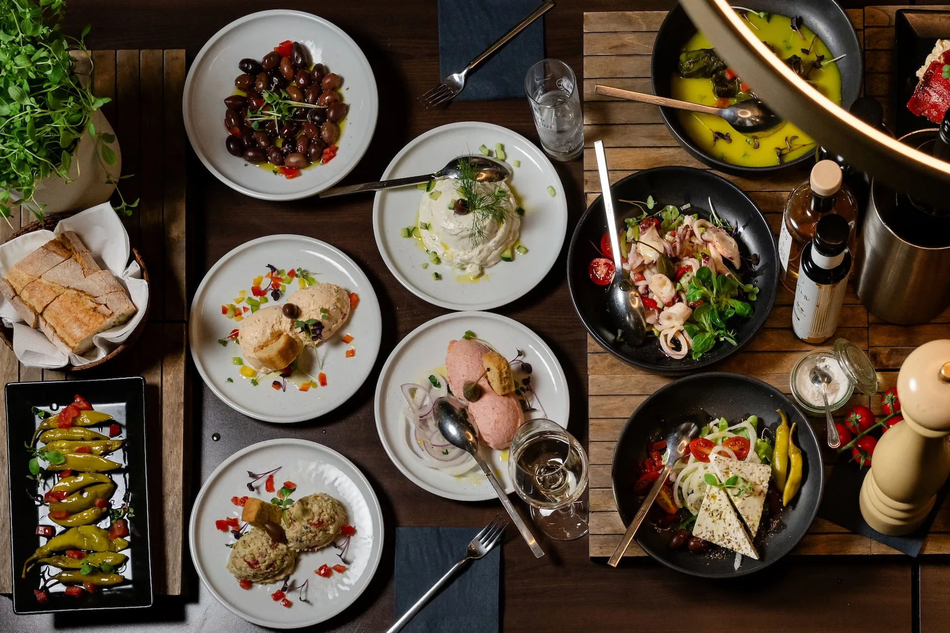 Griechische Vorspeisen mit Feta, Oktopus und Oliven, authentische Food-Fotografie für Social Media.