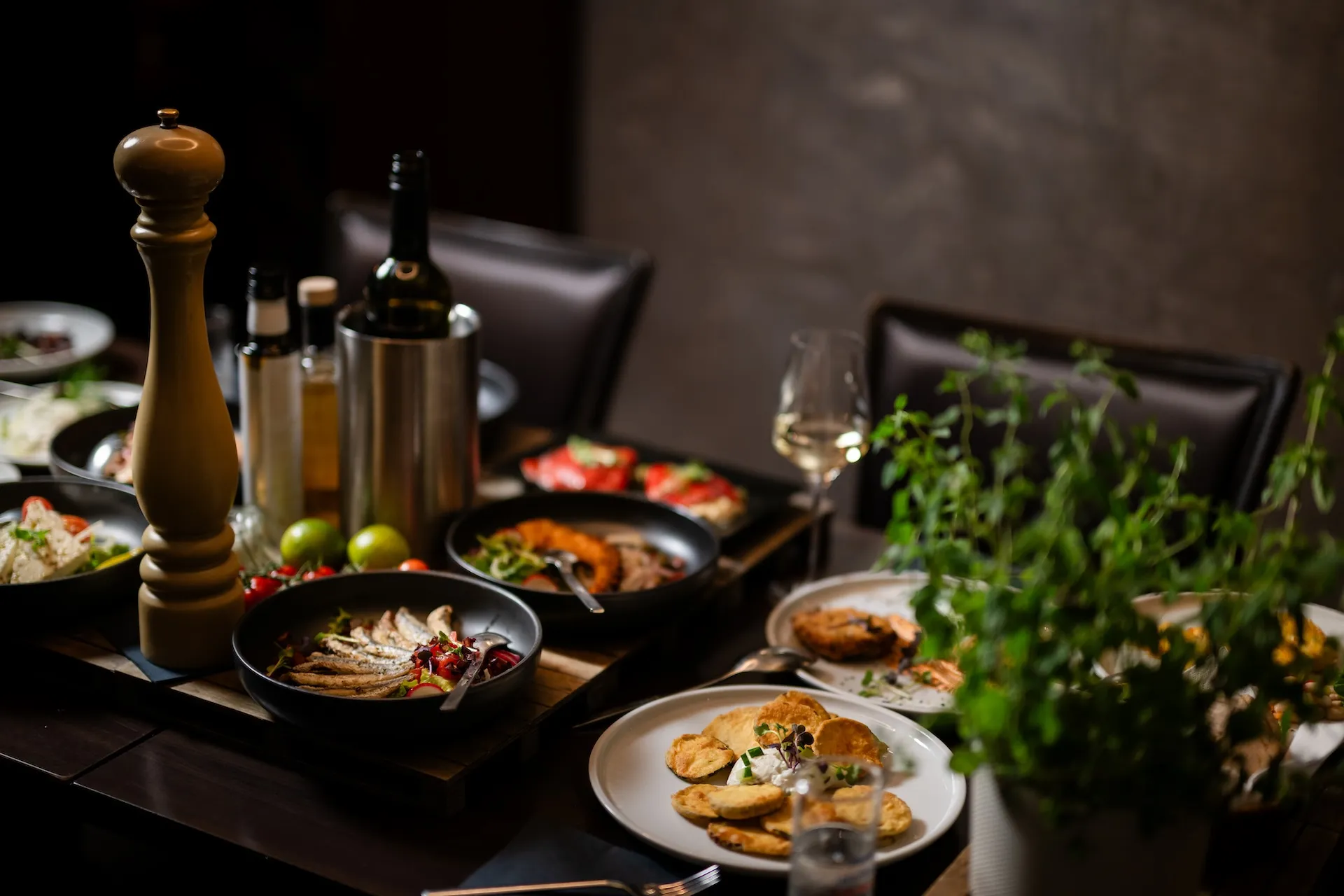 Griechische Vorspeisen im Fine-Dining-Stil mit Pfeffermühle, gehobene mediterrane Küche.