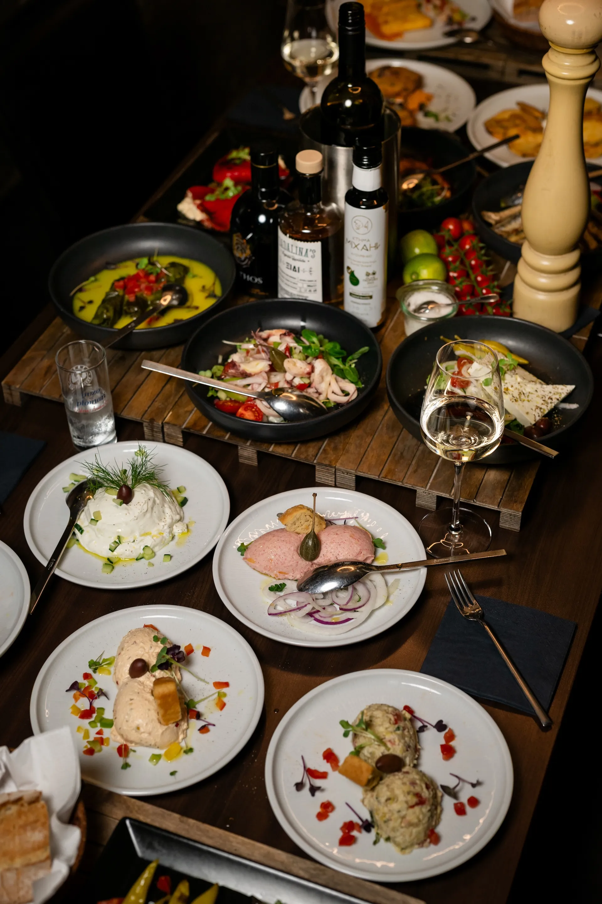 Griechische Vorspeisenvariation mit Wein und Ouzo – mediterrane Gastro-Fotografie Nürnberg.