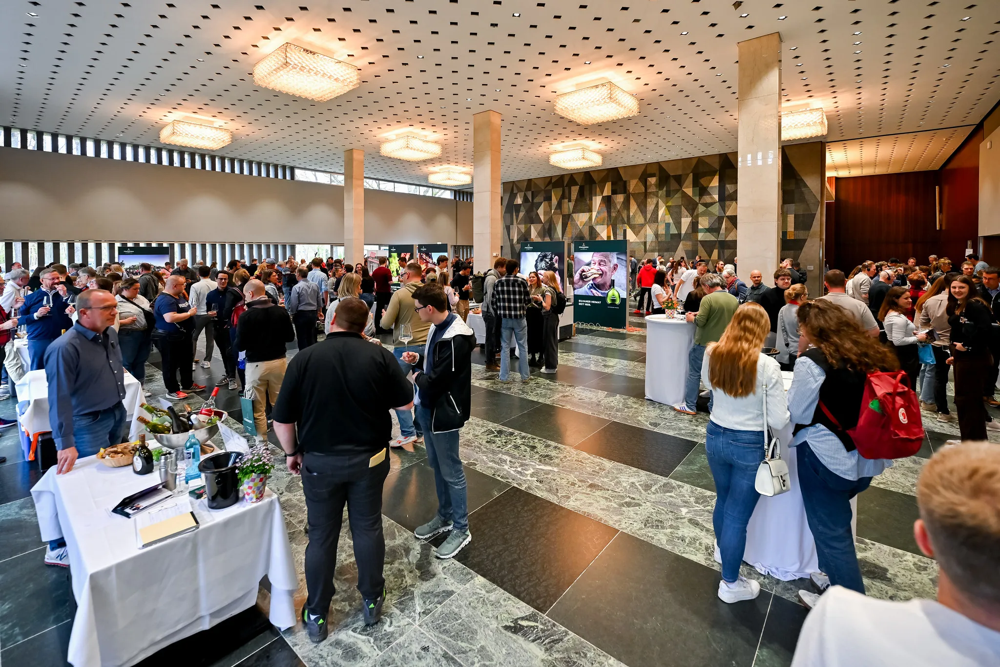 Großer Stehempfang im repräsentativen Foyer, Eventfotografie Nürnberg