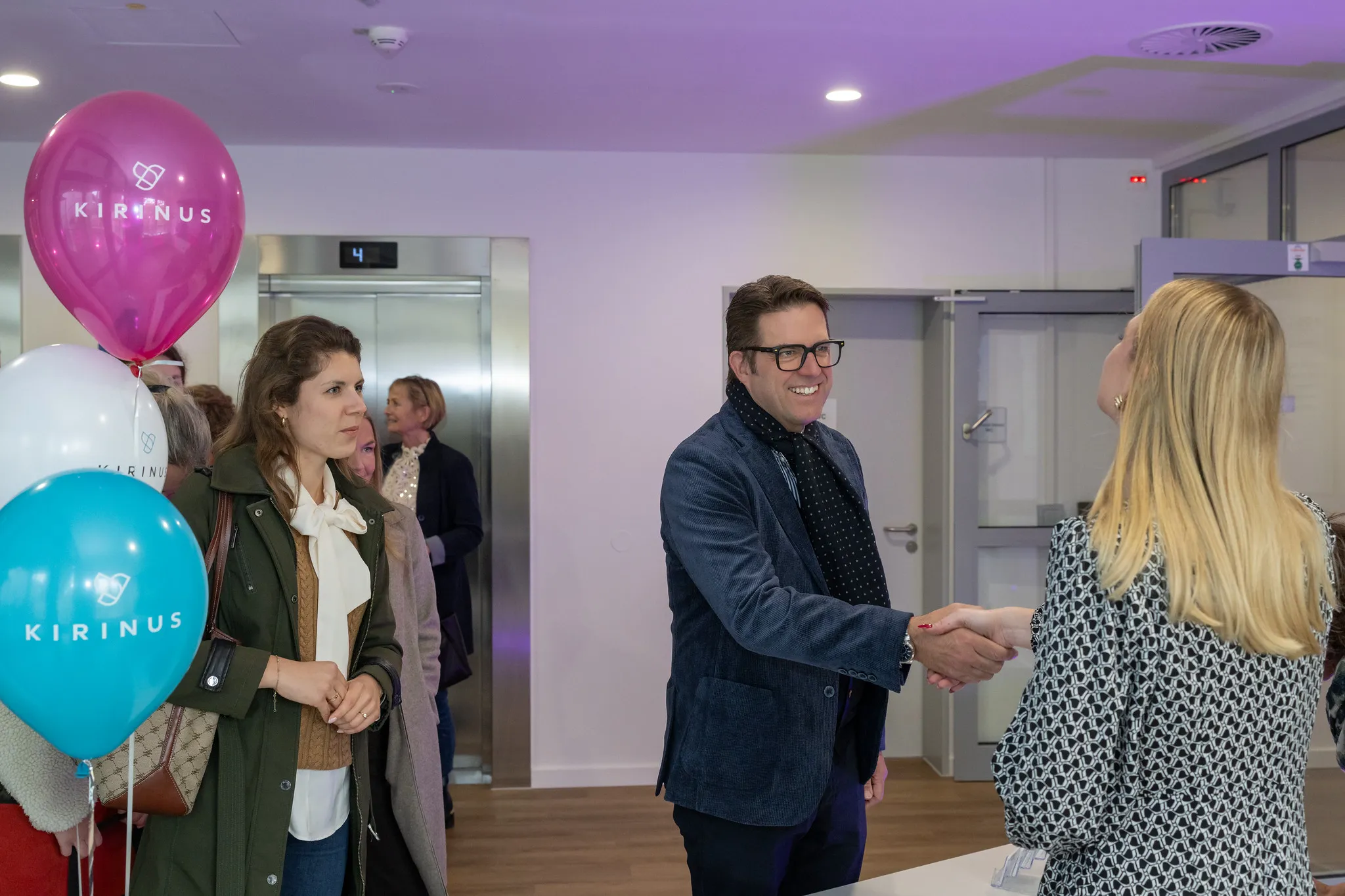 Herzlicher Händedruck bei Eröffnungsfeier, Eventfotografie Nürnberg