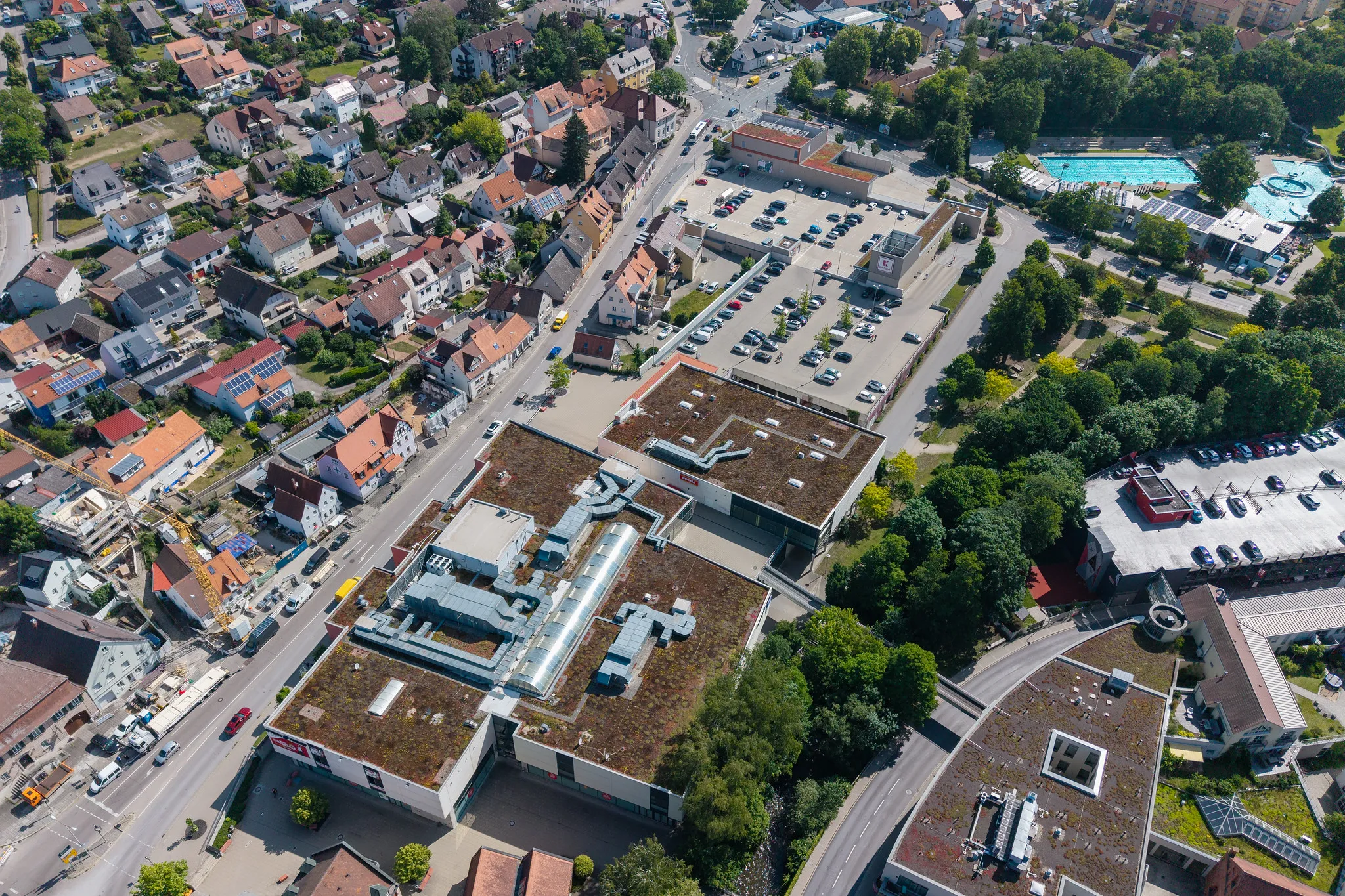 Handelsimmobilie mit begrüntem Flachdach aus der Vogelperspektive