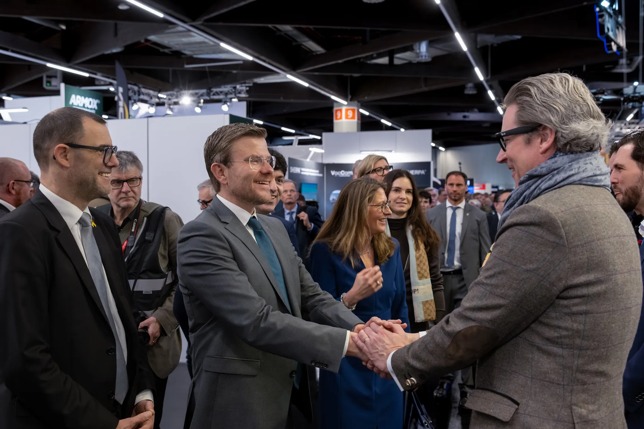Herzlicher Handschlag zwischen Geschäftsleuten in der Messehalle Nürnberg.
