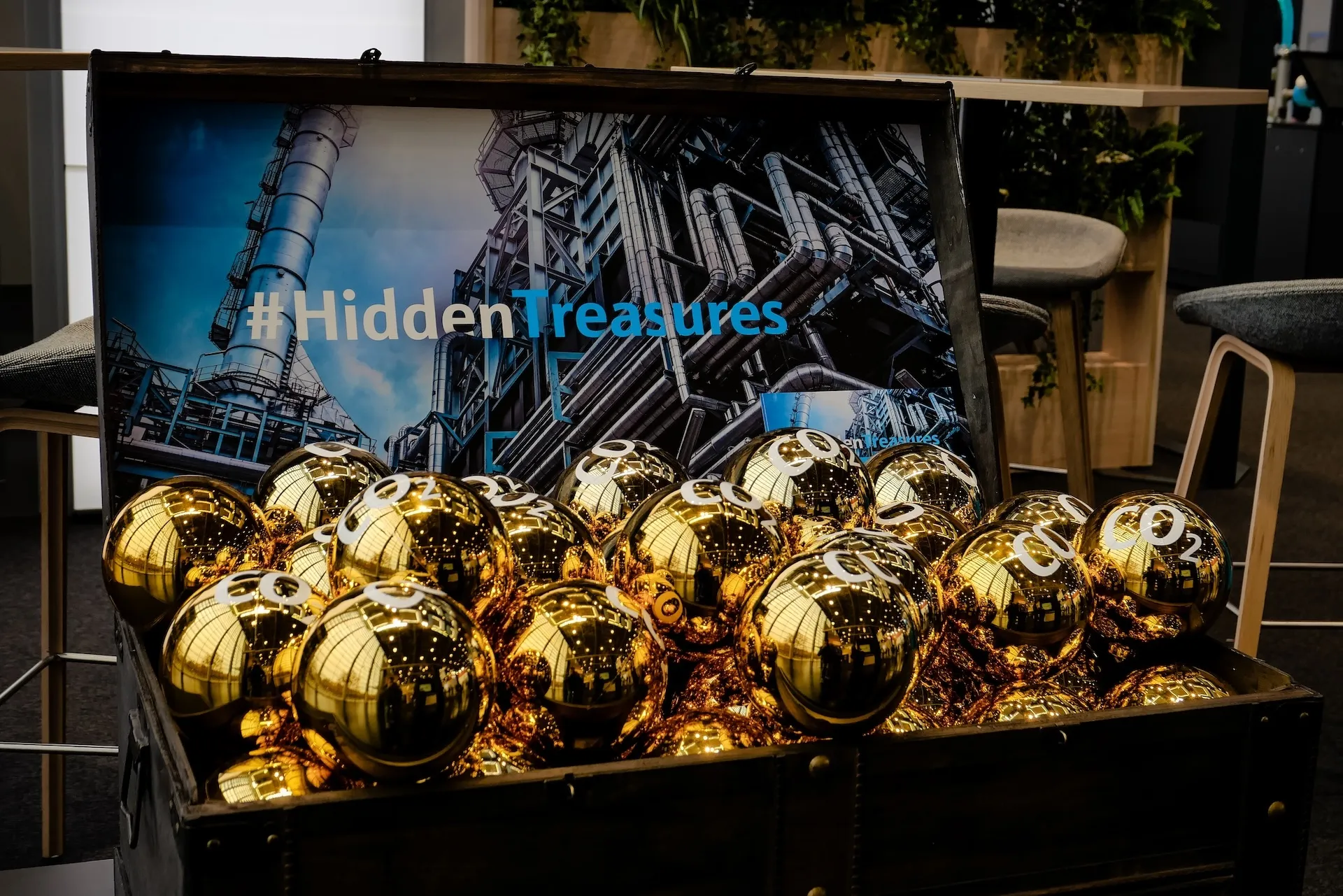 Chest full of gold balls at the Nuremberg trade fair with advertising print