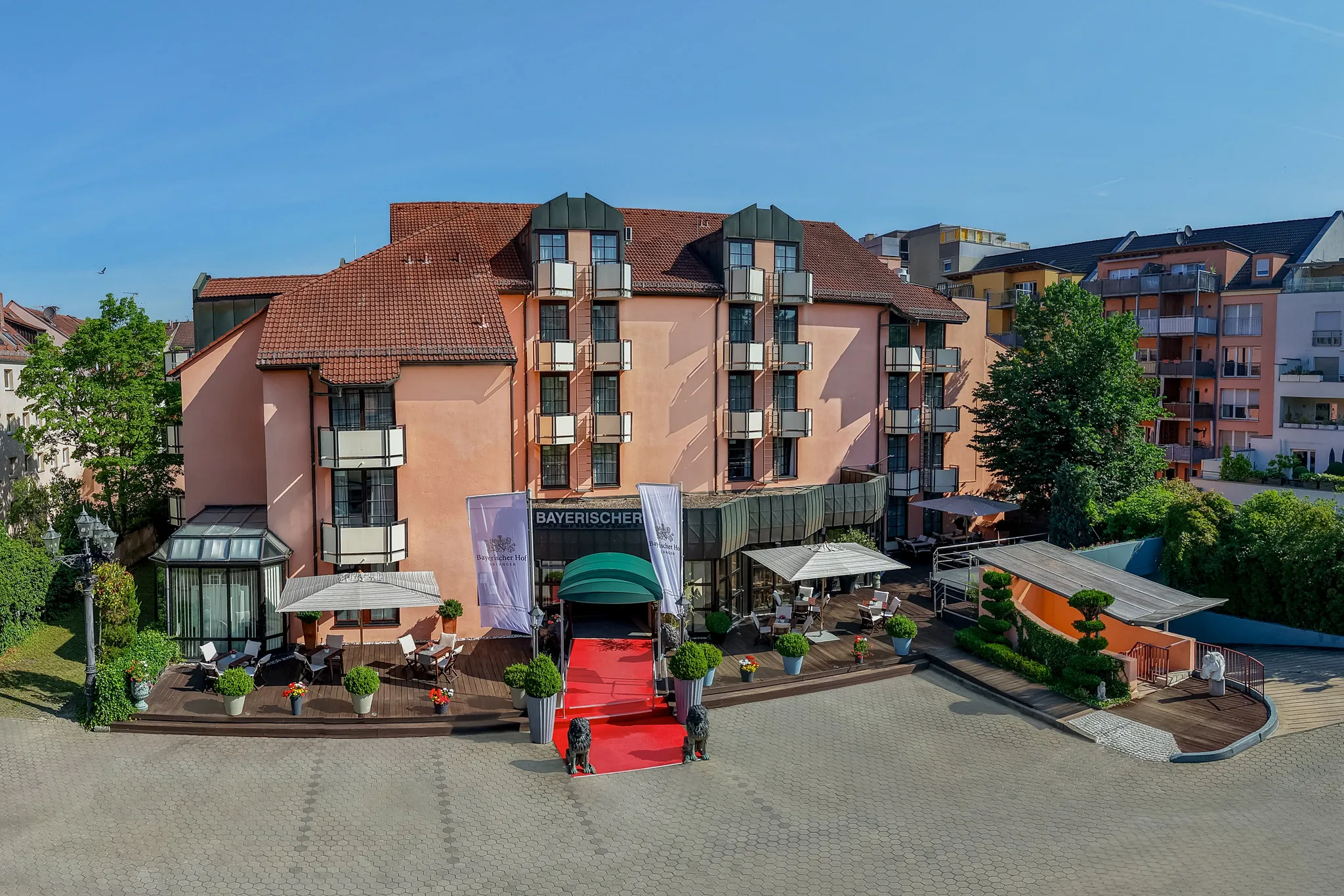 Hotel Bayerischer Hof aus der Vogelperspektive mit rotem Teppich und elegantem Hoteleingang