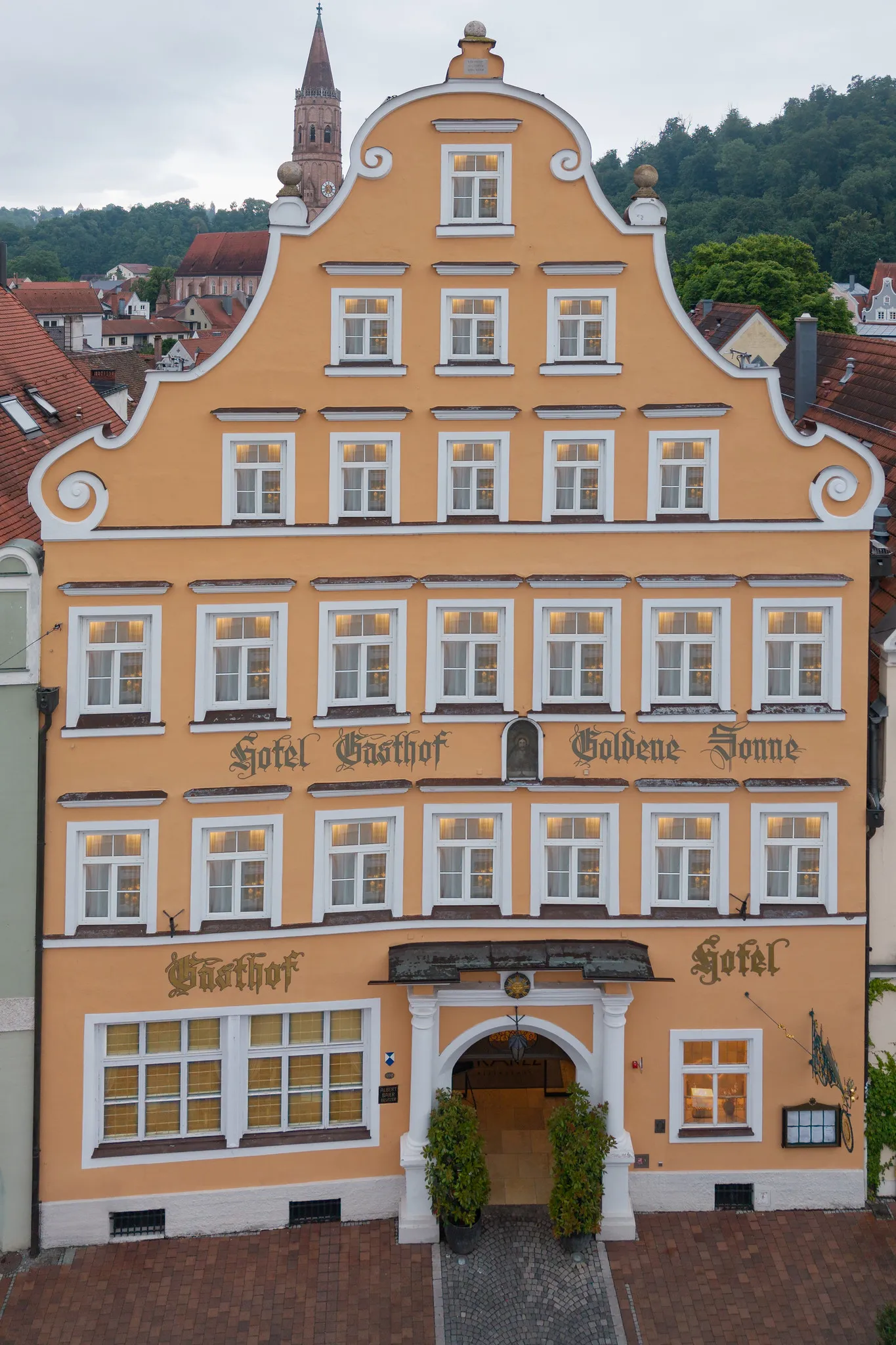 Hotel Gasthof Goldene Sonne in Landshut, historische Fassade aus der Vogelperspektive fotografiert