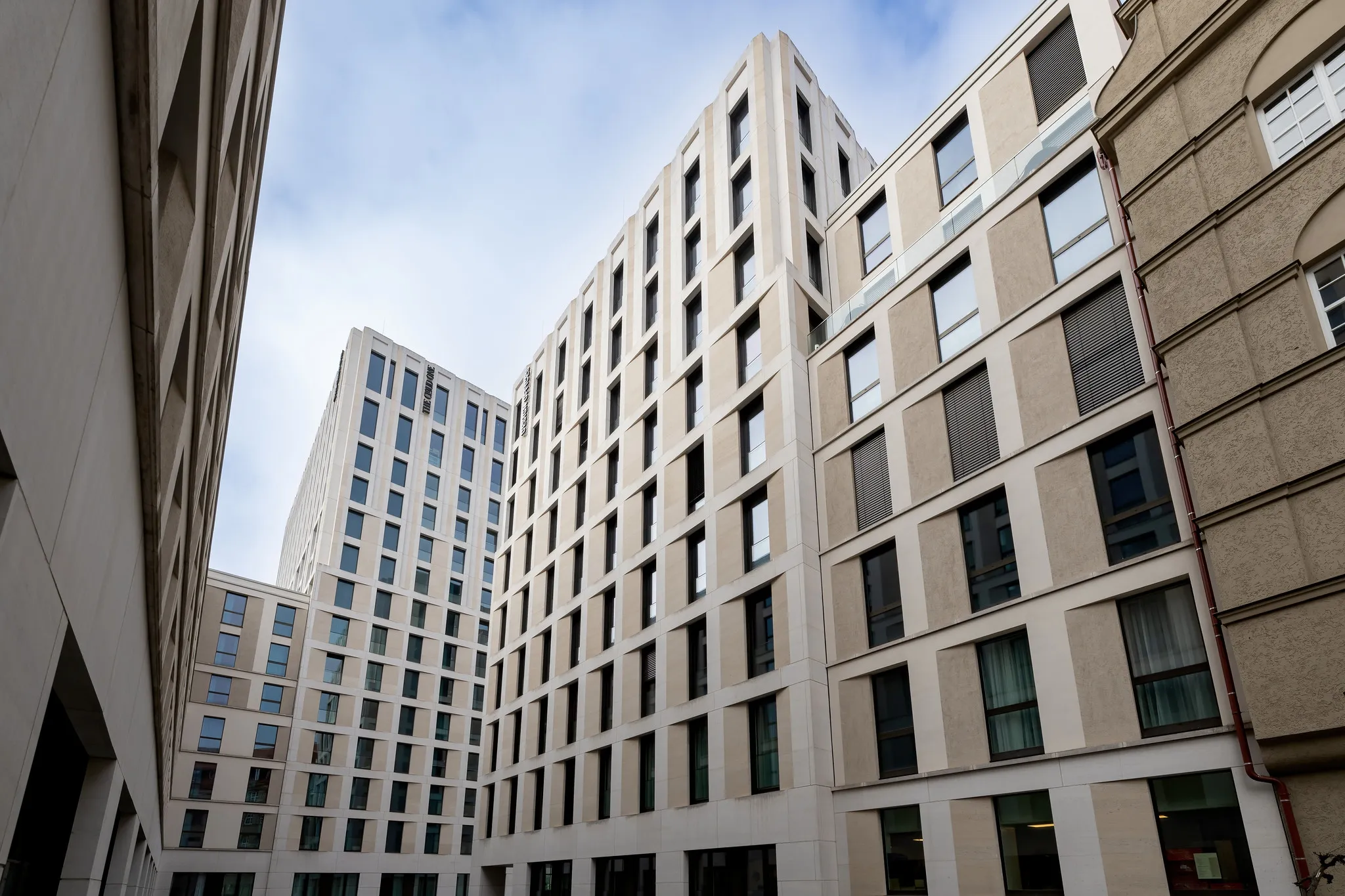 Modernes Hotelgebäude aus der Froschperspektive fotografiert, eindrucksvolle Fassadenarchitektur