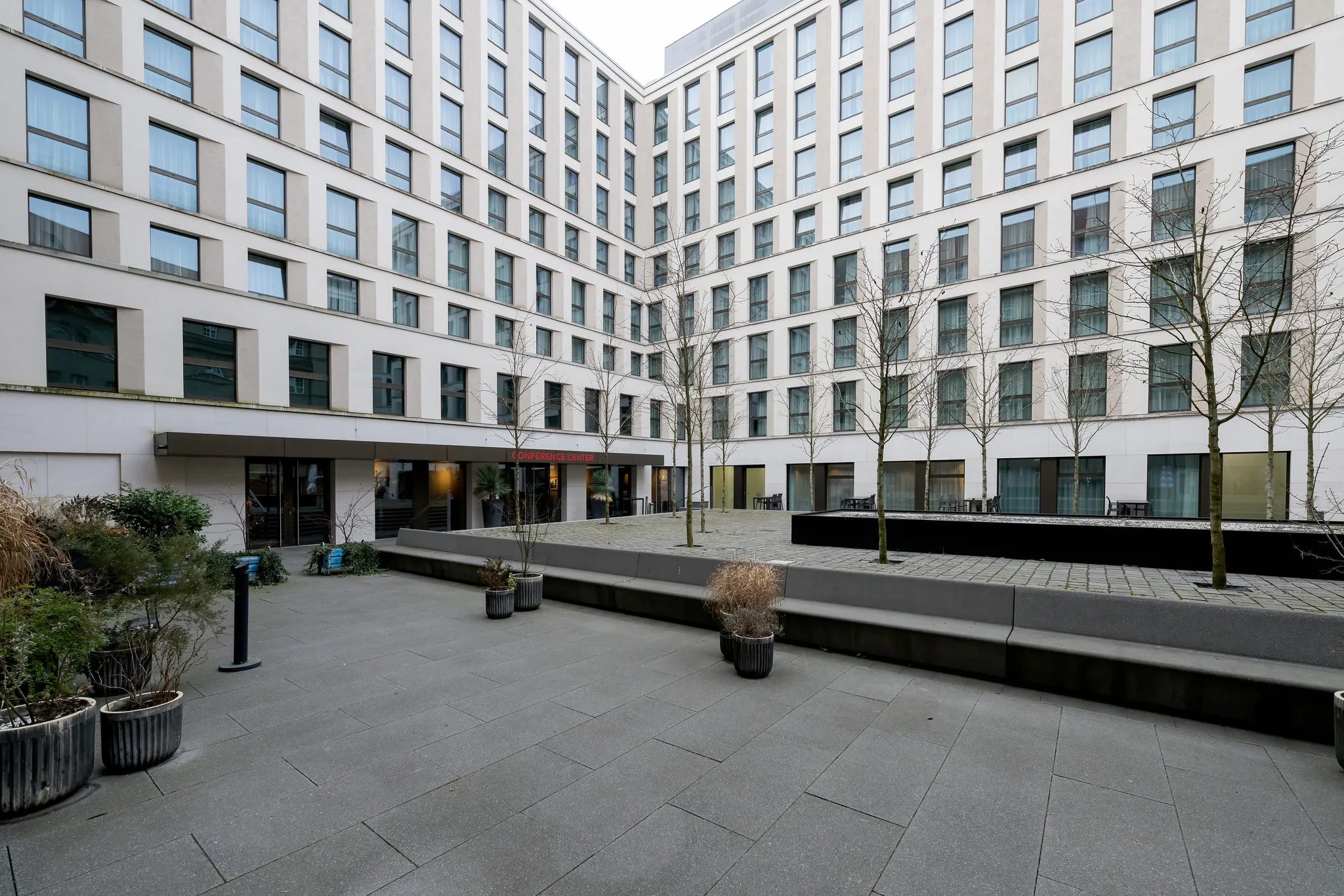 Hotel-Innenhof mit Fassade und Conference Center.