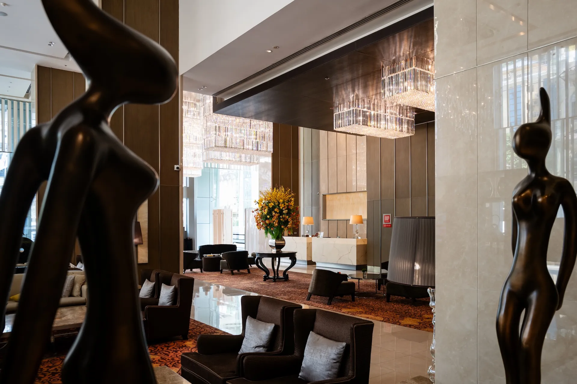 Design-Lobby mit Blick auf die Rezeption, erste Eindrücke, die überzeugen.