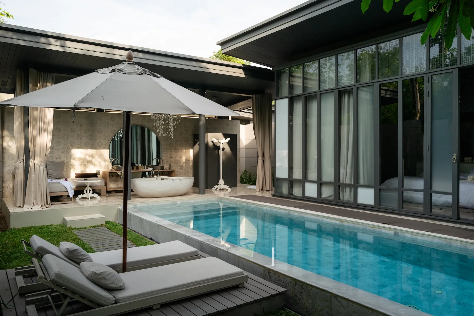 Hotelfotografie Nürnberg: Hotel mit privatem Pool und Liegestühlen