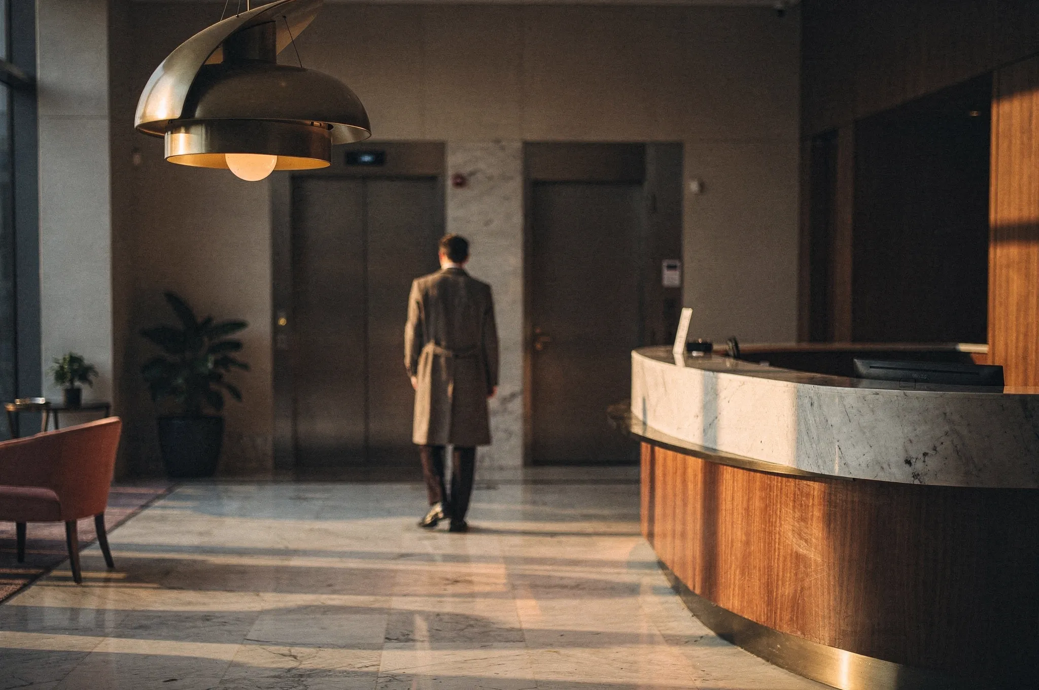 Elegante Hotellobby im Abendlicht mit warmer Atmosphäre