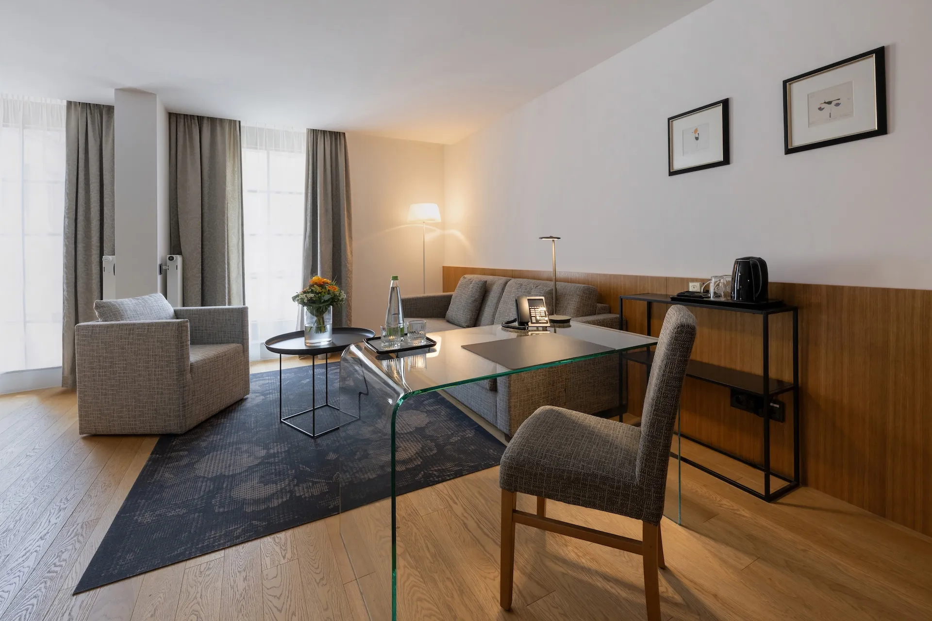 Hotelzimmer Innenansicht mit gemütlicher Sitzecke, komfortabler Aufenthaltsbereich